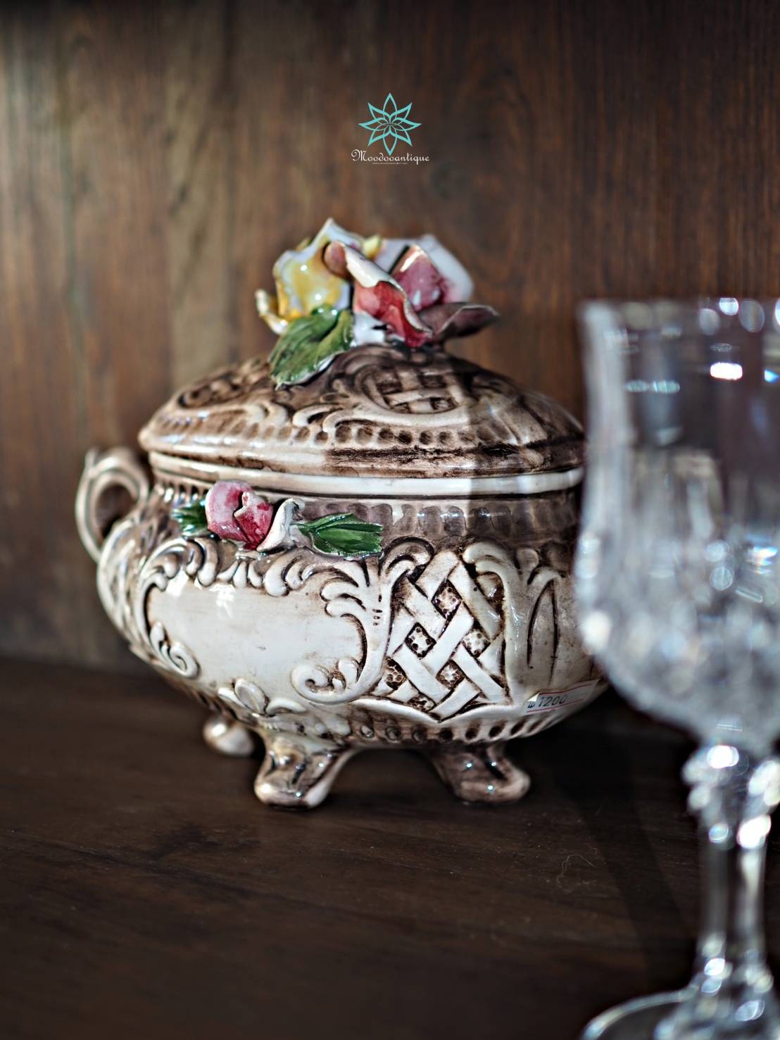 โถมีฝาปิด งานกระเบื้องดินเผาจากอิตาลี