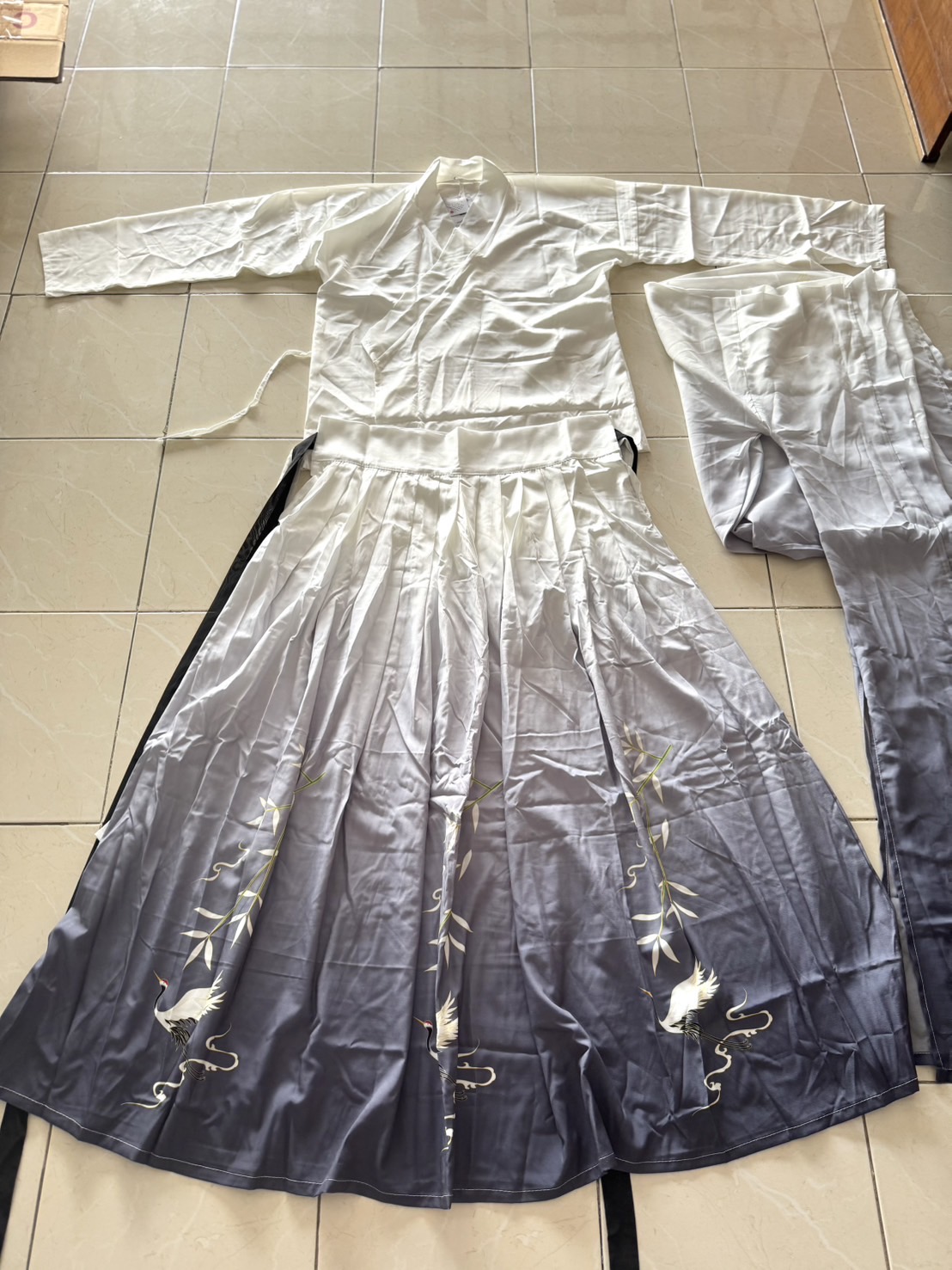 ชุดองค์ชายฮั่น พร้อมส่ง เสื้อขาว + กระโปรง + เสื้อคลุม รหัส 742