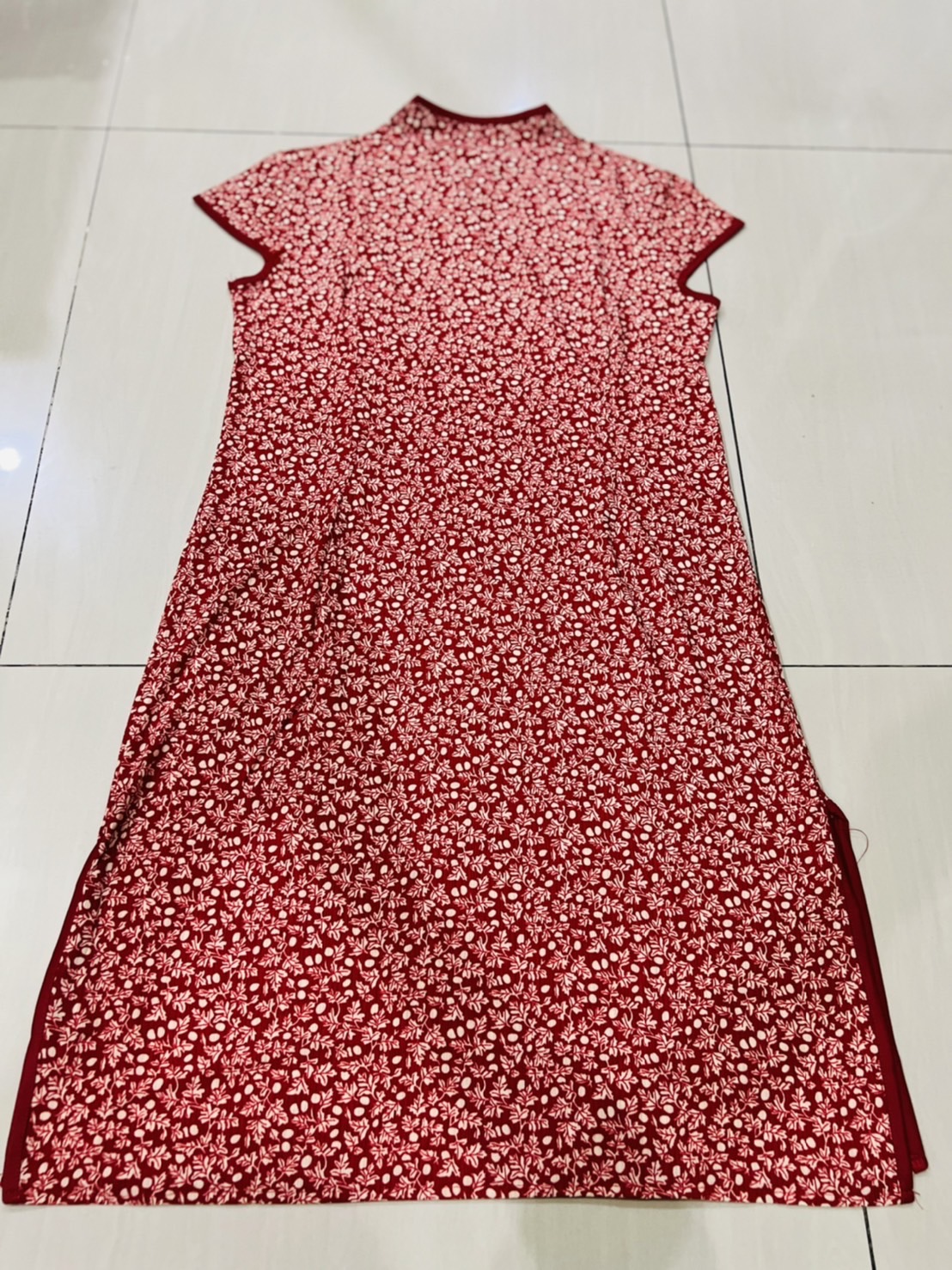 กี่เพ้าสั้น สีแดงลายดอกเล็ก รหัส RV18 สินค้าพร้อมส่ง (ผ้ายืด สวมหัว)