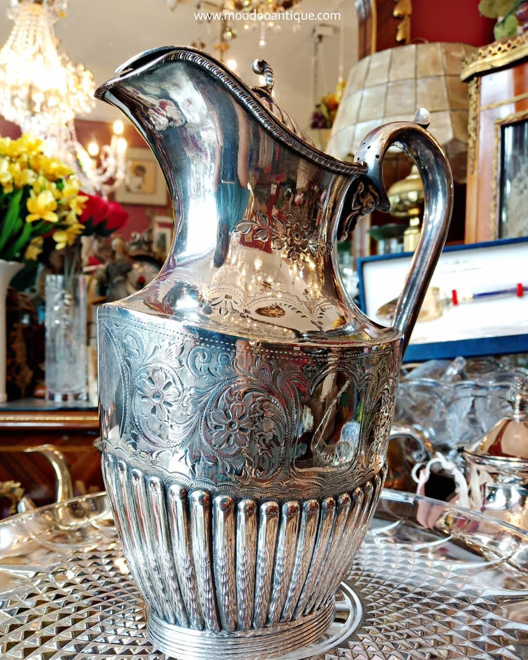 โถเครื่องเงินสำหรับใส่เครื่องดื่มจากอังกฤษ