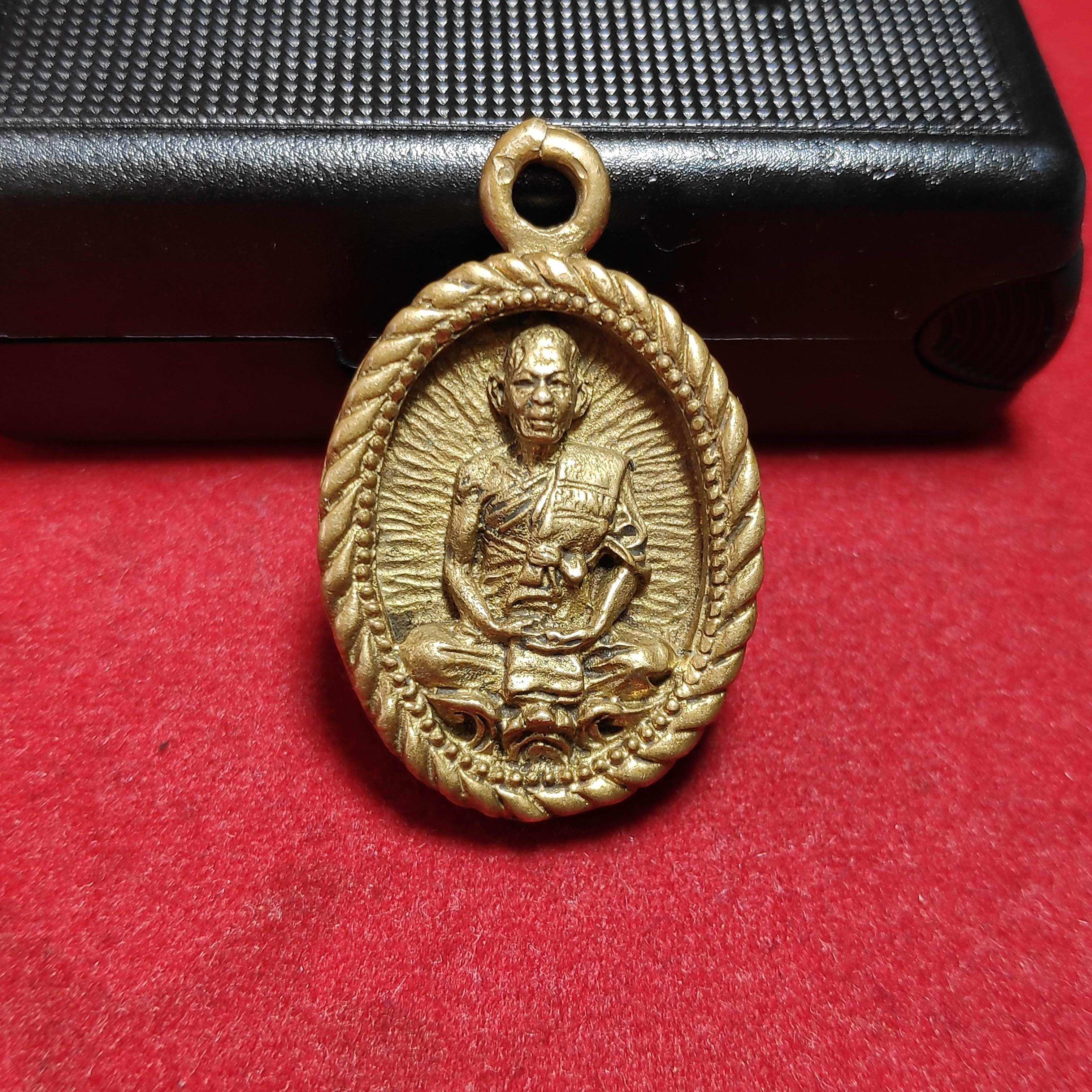 เหรียญหล่อหลวงพ่อสังข์ทองวัดบึงสามพันรุ่นอายุ83ปี