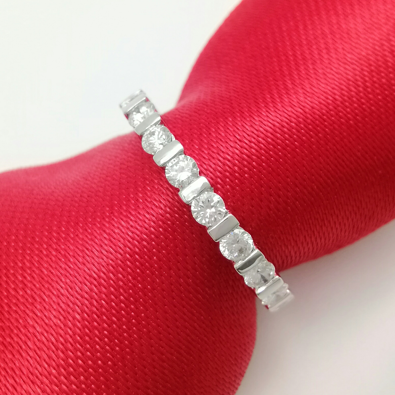 แหวนเพชรรอบวง Eternity ring น้ำหนักรวม 1.05 กะรัต