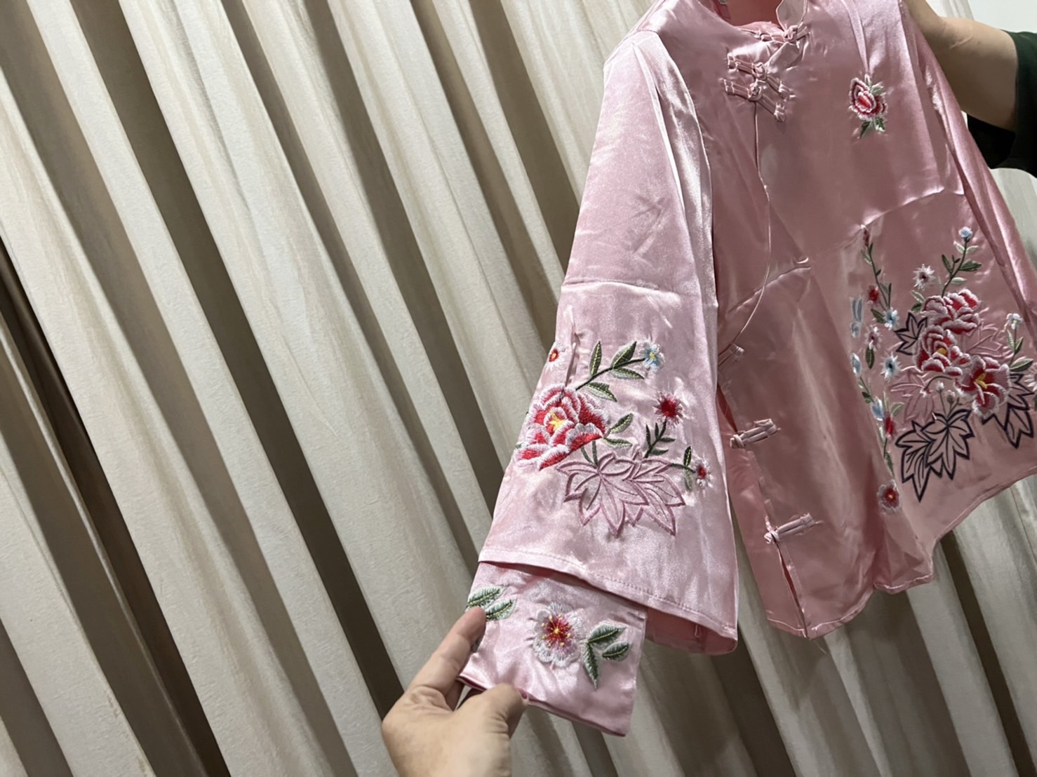 เสื้อชมพูลายปัก ผ้าลินินผสมซาติน