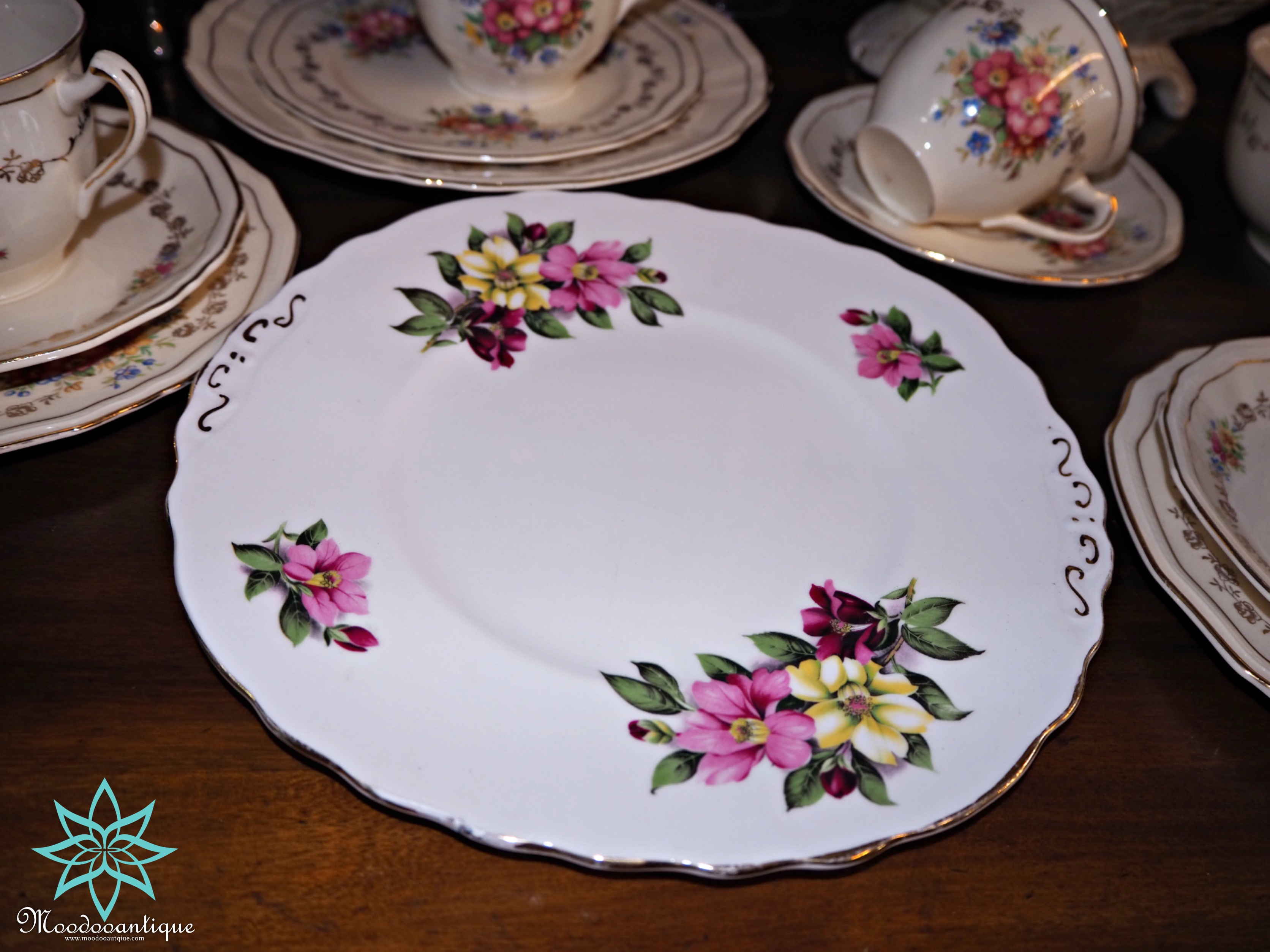 จานแบรนด์ BONE CHINA Colclough MADE IN ENGLAND A PRODUCT OF RIDGWAY POTTERIES LTD