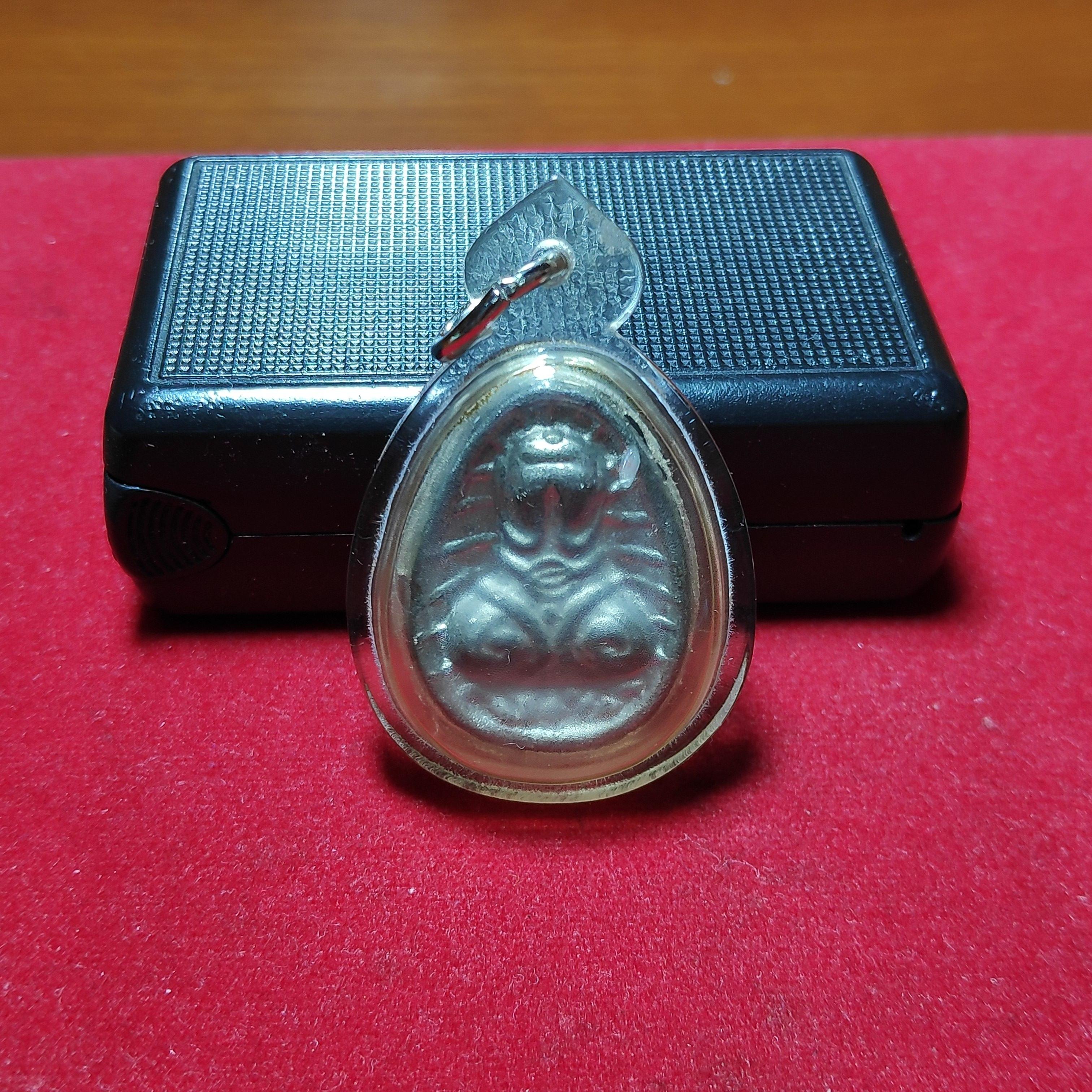 พระปิดตานะหัวเข่าข้างรัศมีท่านเจ้าคุณผลวัดหนังเนื้อตะกั่วปี2509