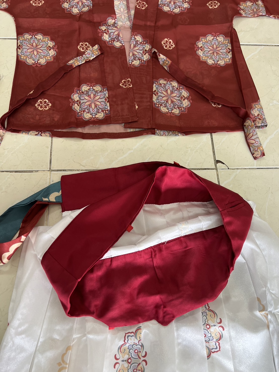 ชุดจีนหญิงฮั่น เสื้อแดง + เดรสขาว