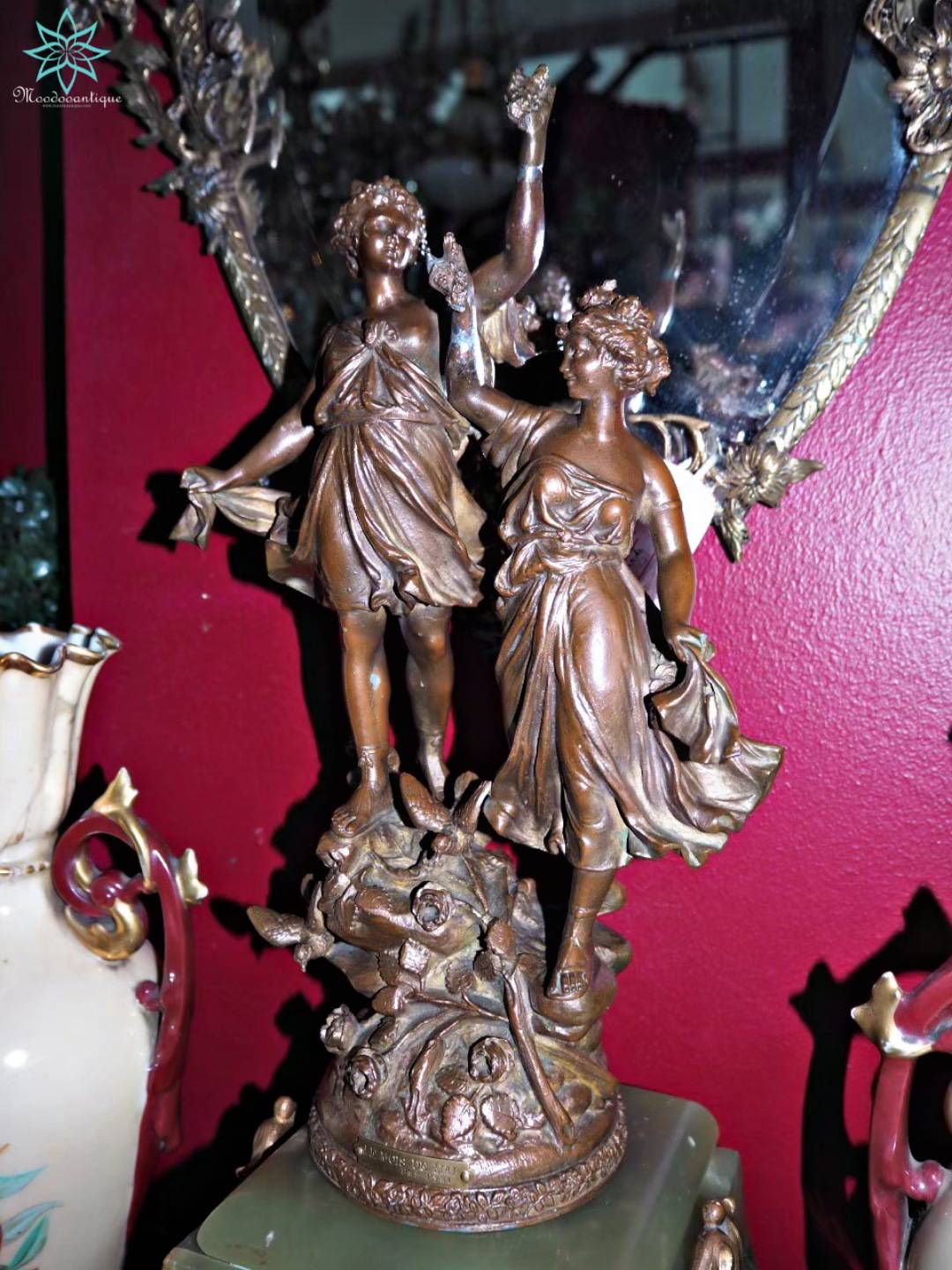 รูปปั้นนาฬิกาหินอ่อนโบราณจากยุโรป