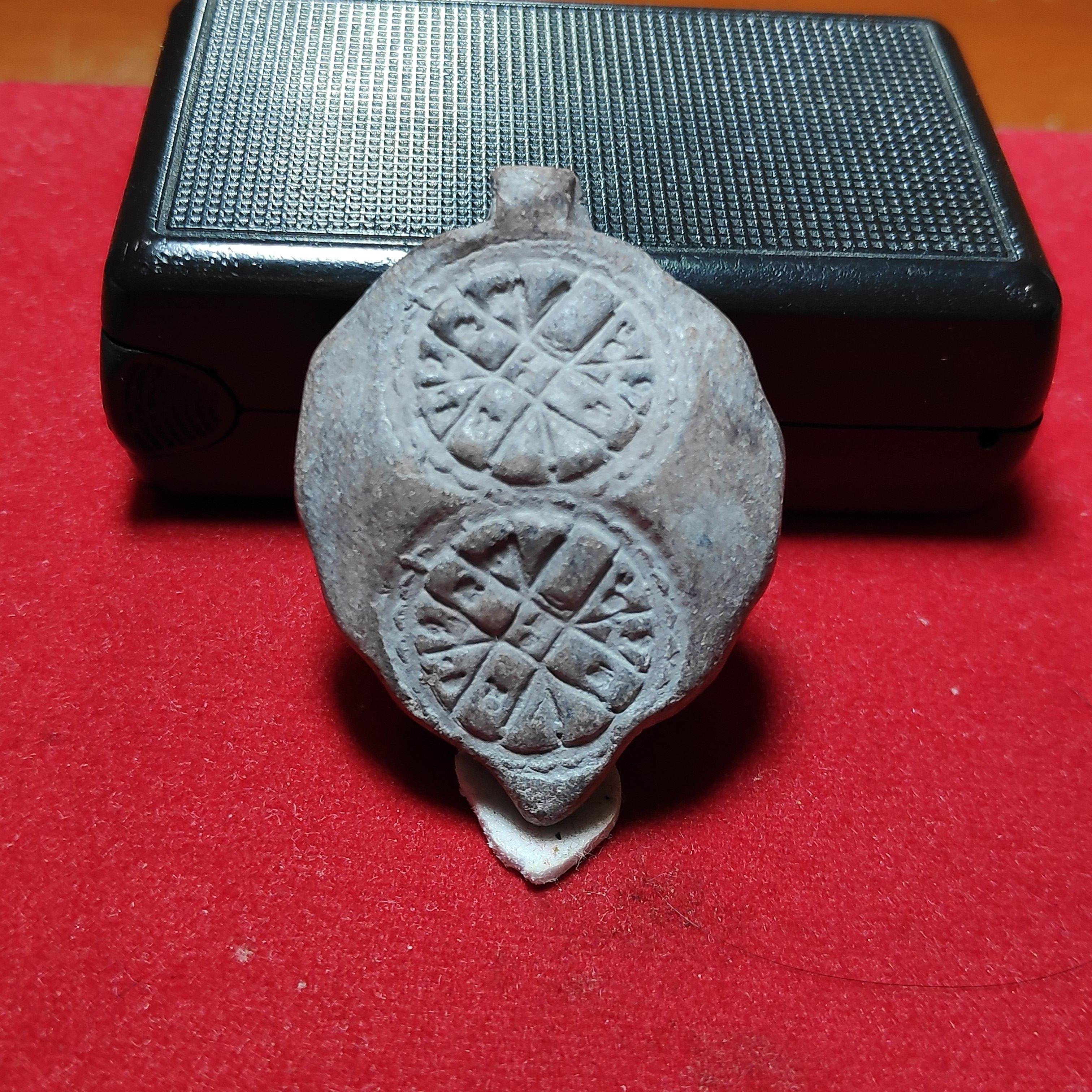 พระใบโพธิ์หลวงพ่อลีวัดอโศการามหลังยันต์ดวงเนื้อดินปี2500