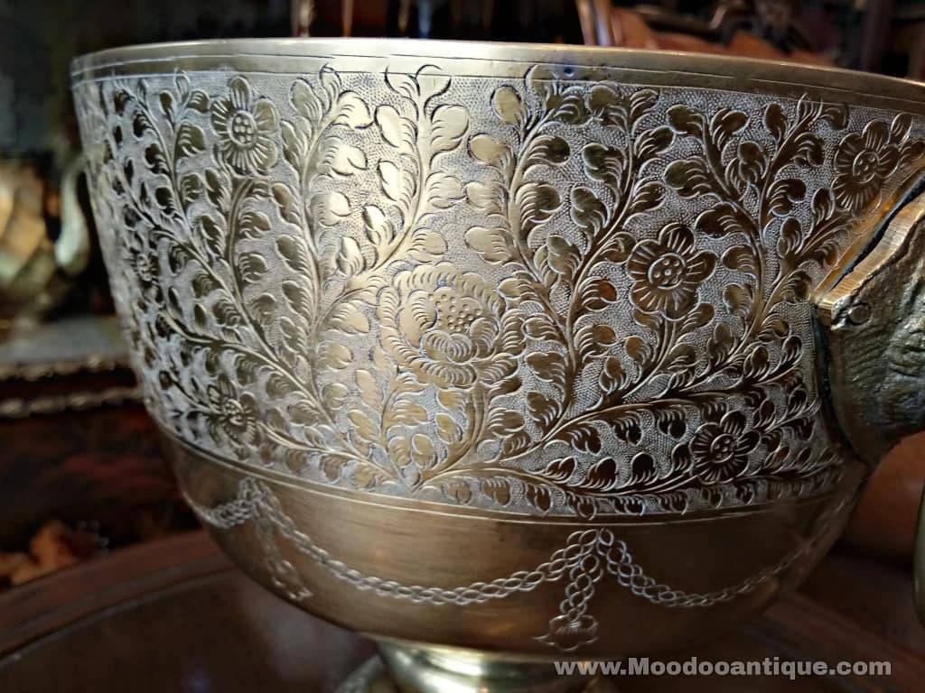 ขันทองเหลืองหูสิงห์ตอกลาย