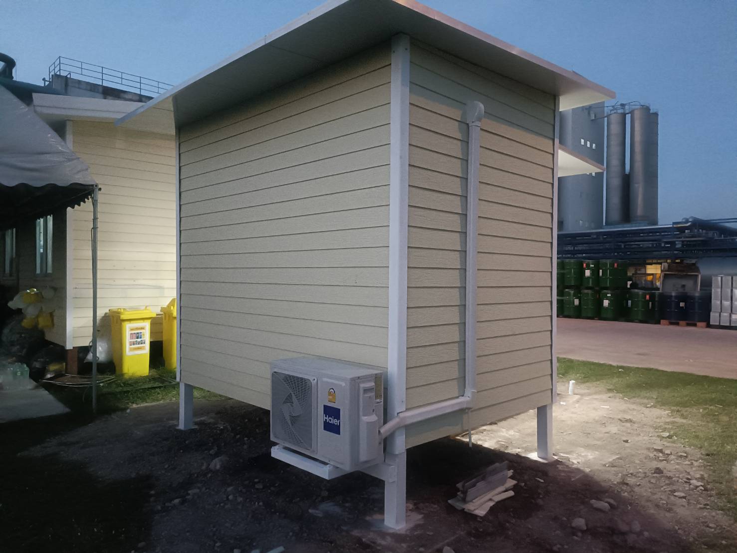 บ้านน็อคดาวน์ขนาด 2*3 เมตร พร้อมกันสาด ระเบียงด้านหน้า UC-K05 *** รวมค่าจัดส่ง