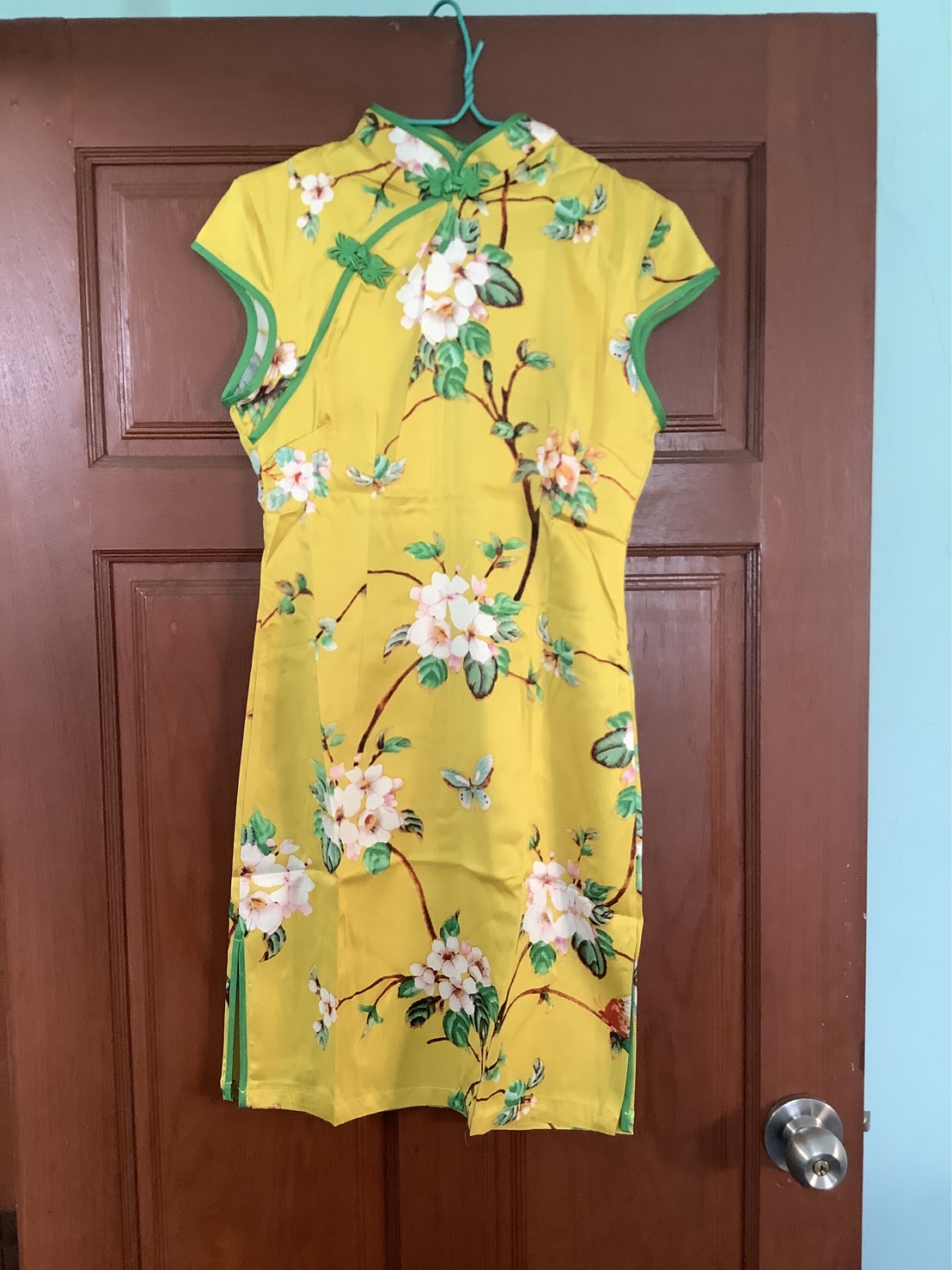 กี่เพ้าสั้นสีเหลืองผ้ามัน รหัส K140