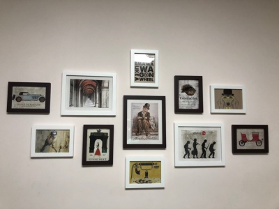 ชุดกรอบรูปติดผนัง Brown&White11 (History) กรอบรูปไม้สีขาวน้ำตาล 11 ชิ้น พร้อมภาพตามแบบและวัสดุติดตั้ง