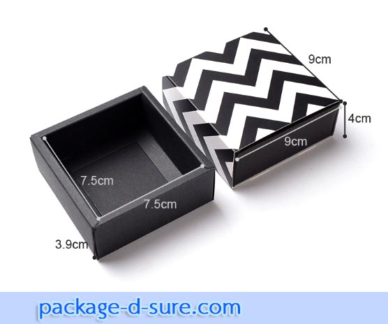 กล่องช็อคโกแลต 4 ช่อง 9x9x3.5 สีขาว ซิกแซกดำ