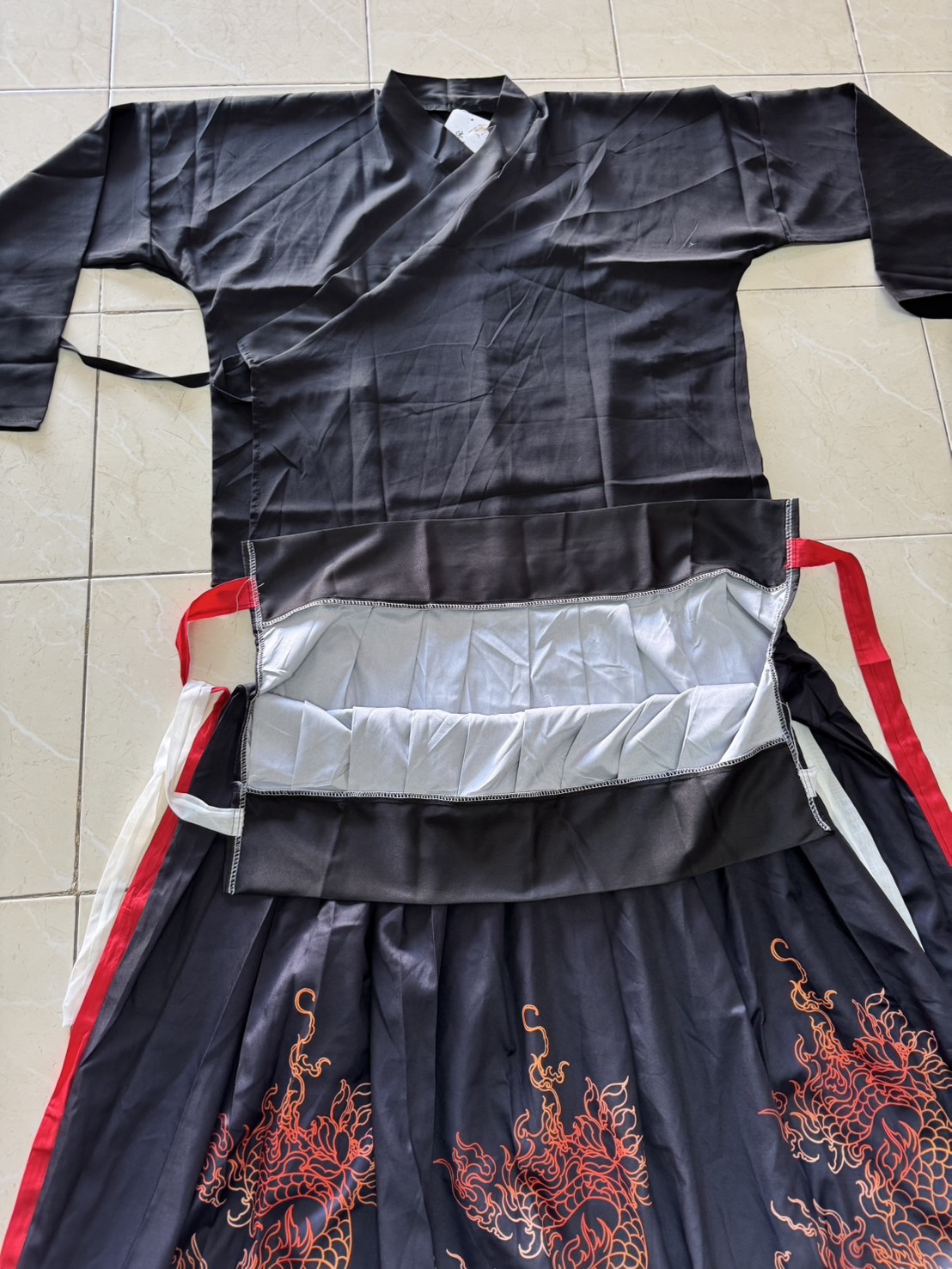 ชุดองค์ชายฮั่น สีแดง พร้อมส่ง รหัส 874 เสื้อดำ+ กระโปรง + เสื้อคลุม
