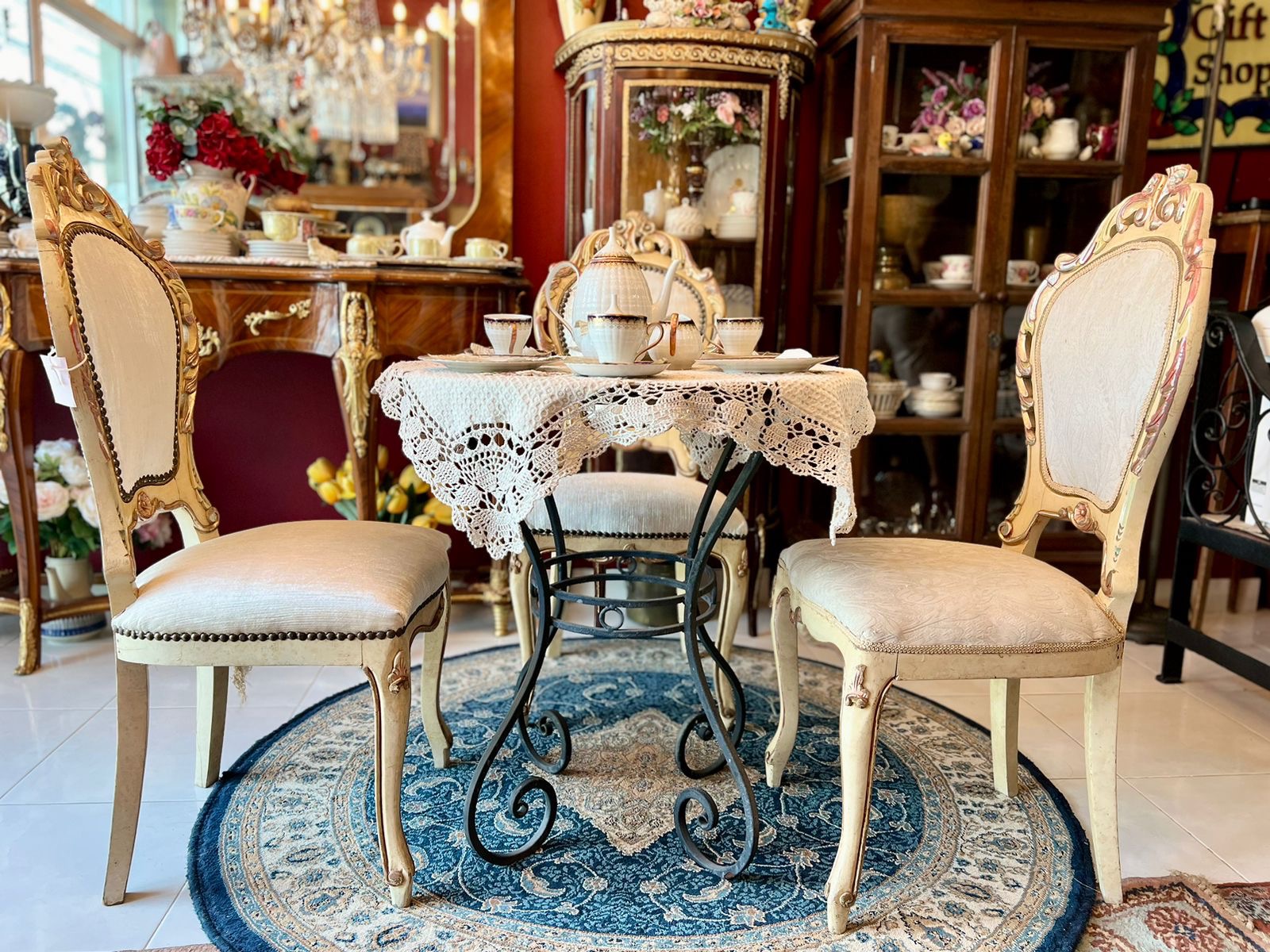 โต๊ะ เหล็กดัด พร้อมเก้าอี้งานไม้เนื้อแข็งเบาะผ้าสีครีมงานอิตาลี