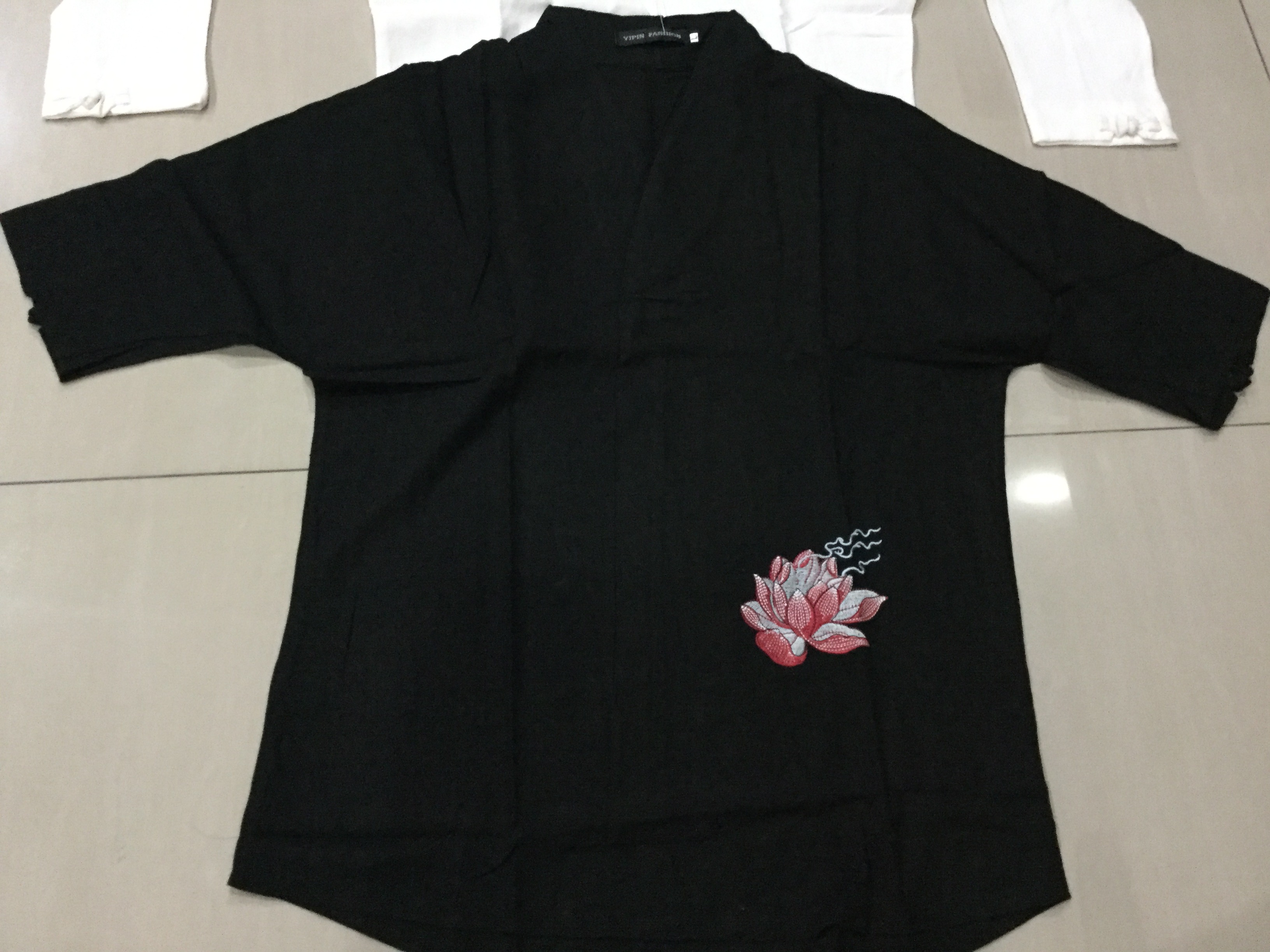 เสื้อจีนชายสีดำ ผ้าลินิน คอวี ลายปักดอกบัว รหัส B76 สินค้าพร้อมส่ง