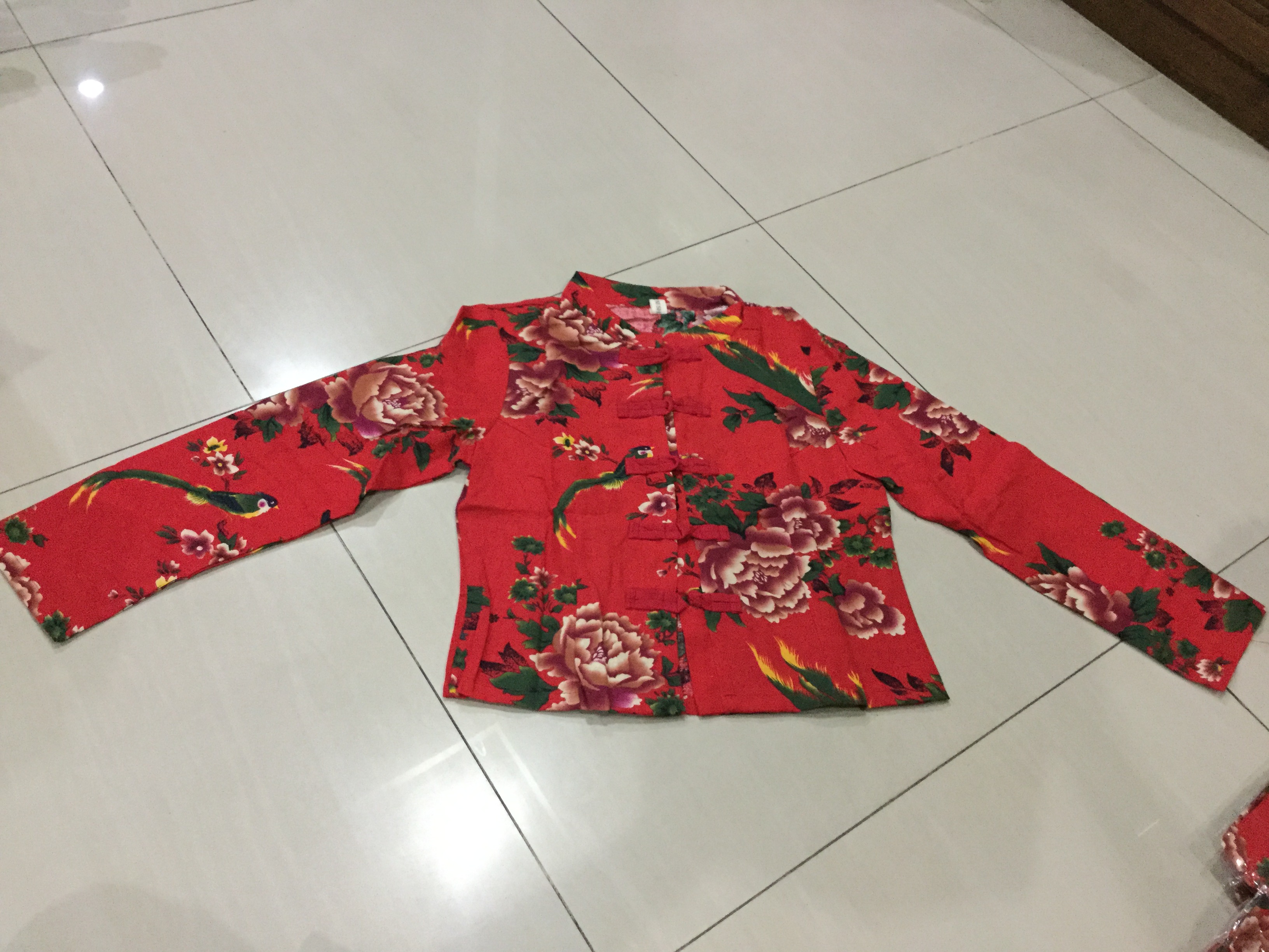 เสื้อผ้าฝ้ายสีแดงลายกุหลาบ . รหัส ZU 30 สินค้าพร้อมส่ง ผ้าไม่หนา. ใส่สบาย