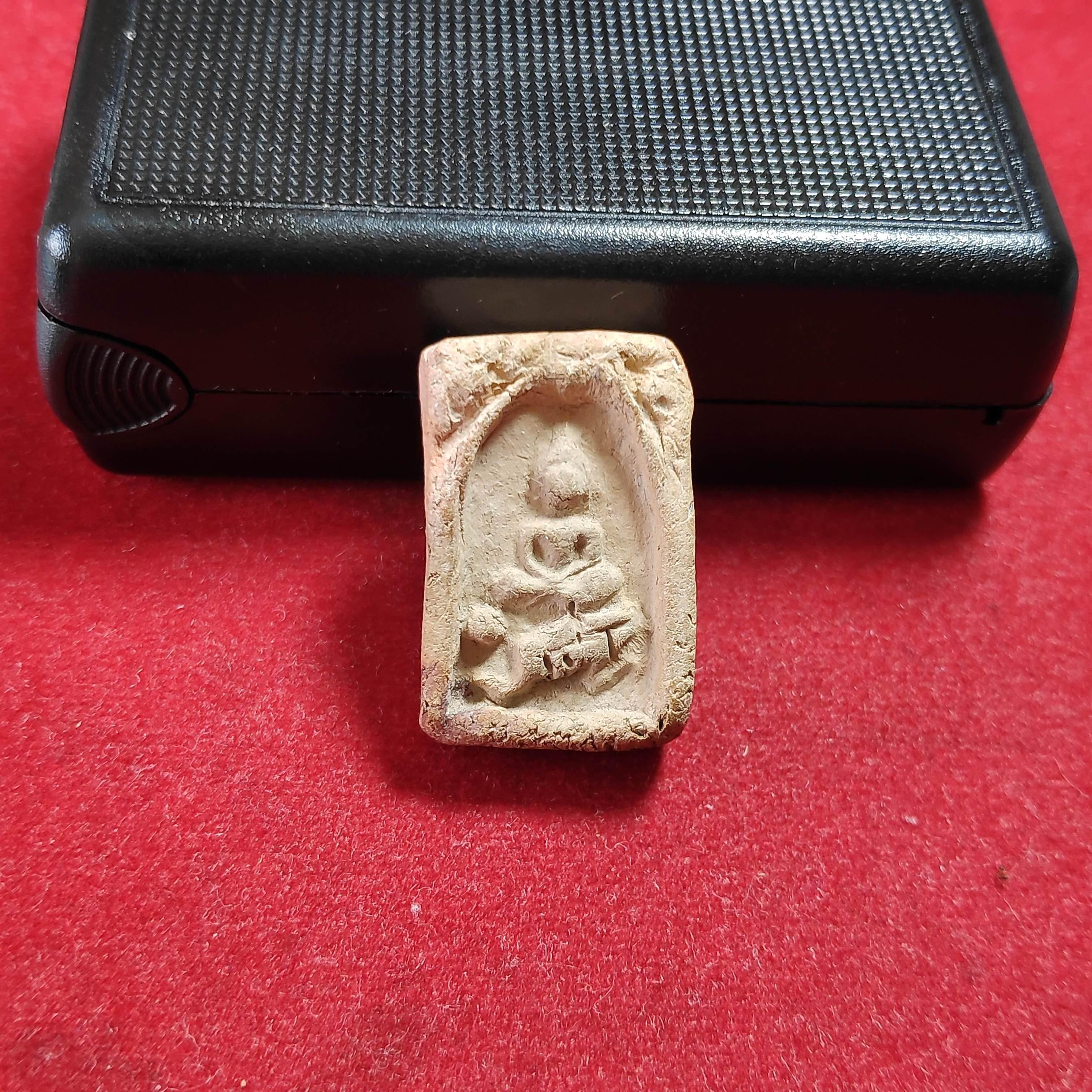 พระหลวงพ่อโบ้ยวัดมะนาวพิมพ์ขี่เต่าเนื้อดิน