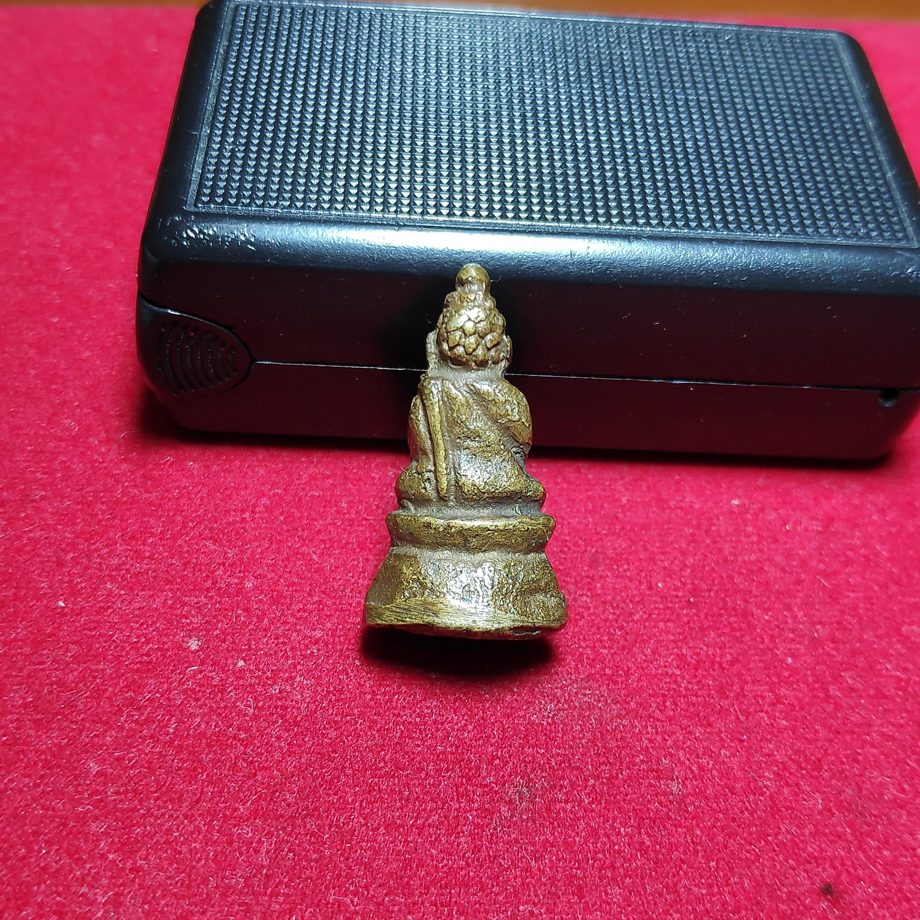 รูปหล่อโบราณพระชัยวัฒน์ปางอุ้มบาตร