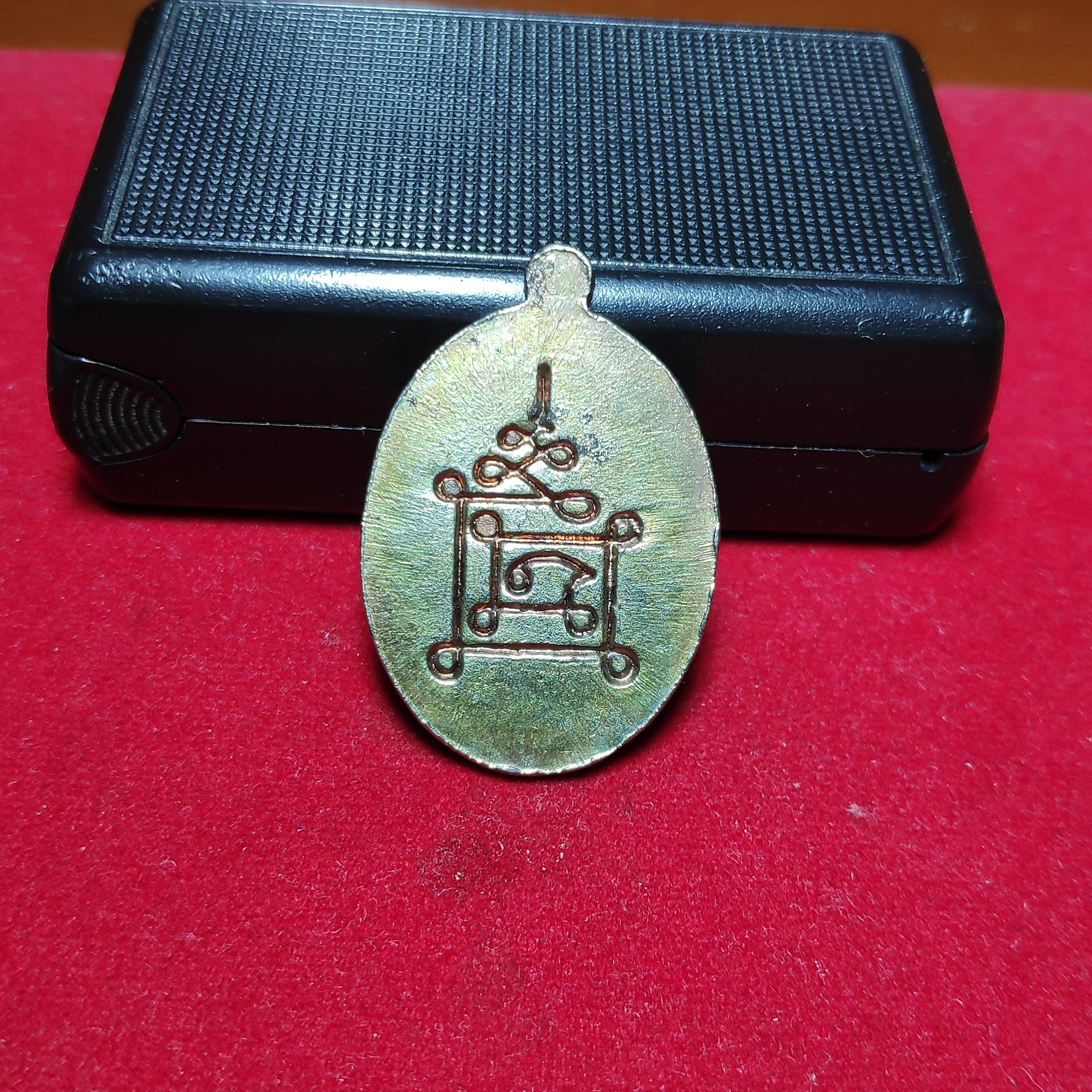 เหรียญรูปไข่หลวงพ่อทวดหลังยันต์นะวัดมหาธาตุปี2539