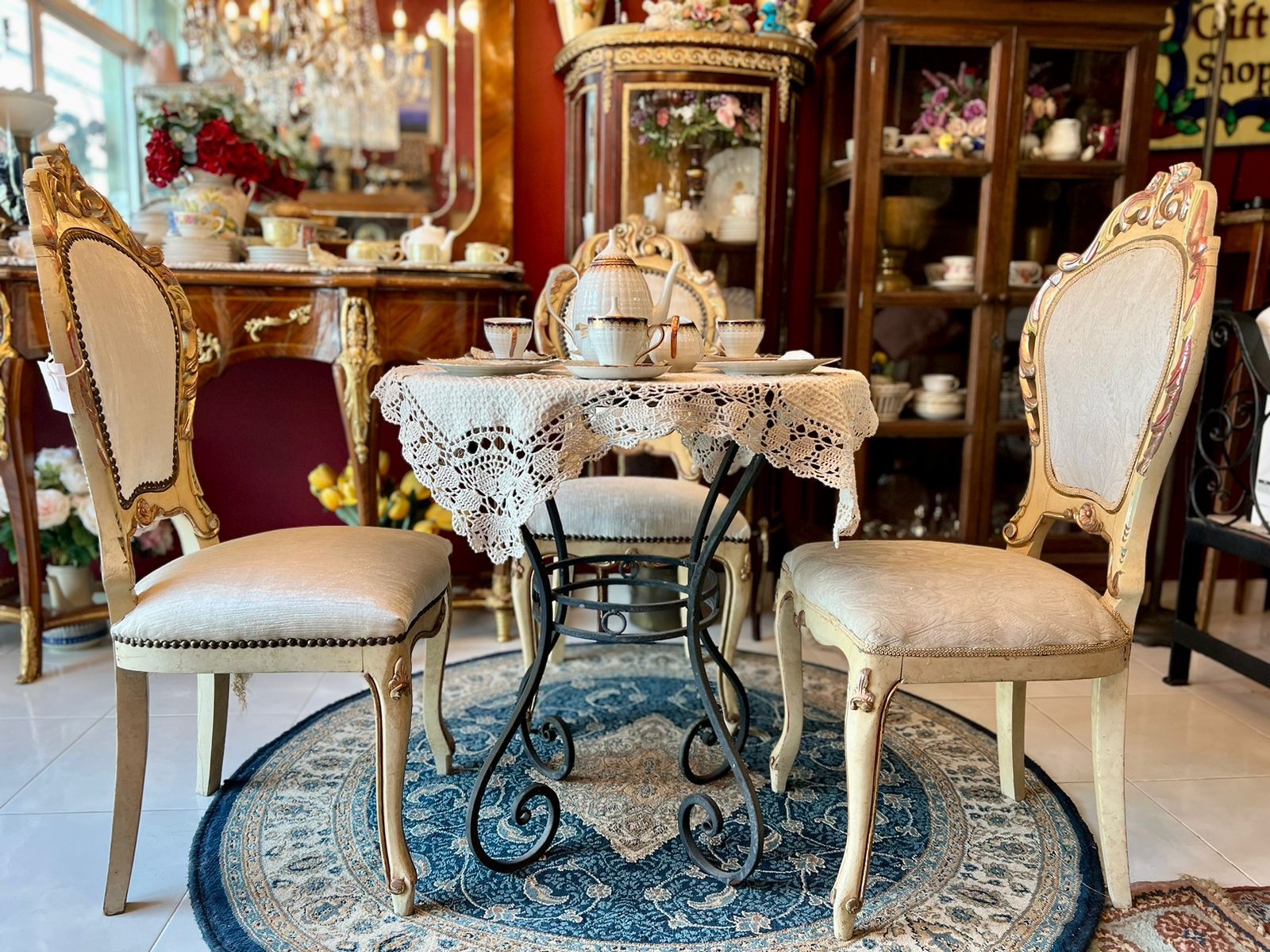 โต๊ะ เหล็กดัด พร้อมเก้าอี้งานไม้เนื้อแข็งเบาะผ้าสีครีมงานอิตาลี