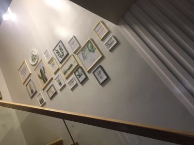 ชุดกรอบรูปติดผนังบันได Stairway18 (Fresh) กรอบรูปไม้ 17 ชิ้นพร้อมภาพตามแบบ + รูปแคนวาส 1 ชิ้น และวัสดุติดตั้ง