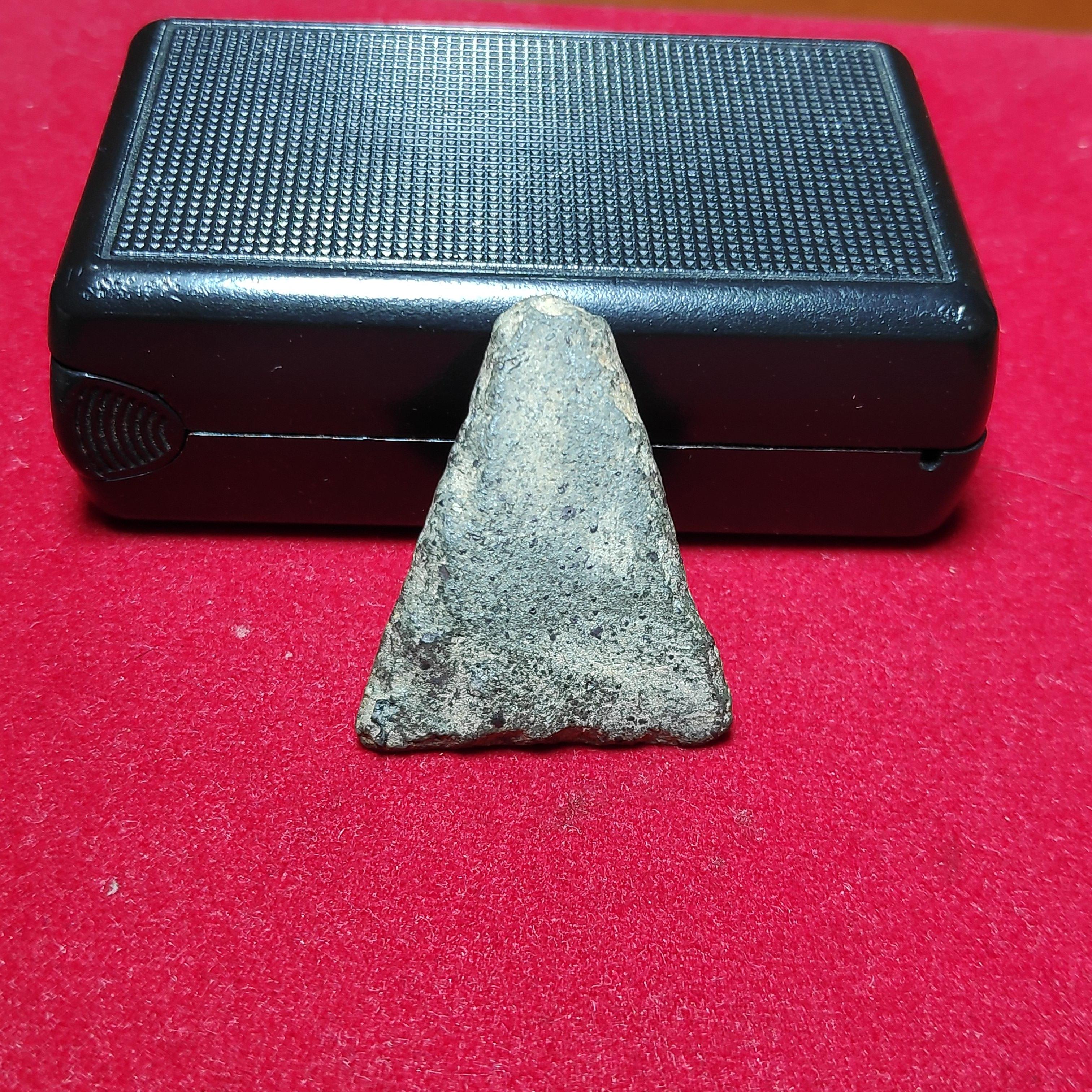 พระร่วงนั่งฐานบัวกรุสุโขทัยเนื้อดิน