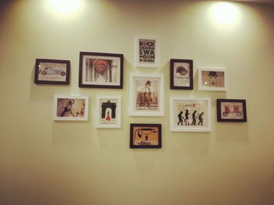 ชุดกรอบรูปติดผนัง Brown&White11 (History) กรอบรูปไม้สีขาวน้ำตาล 11 ชิ้น พร้อมภาพตามแบบและวัสดุติดตั้ง