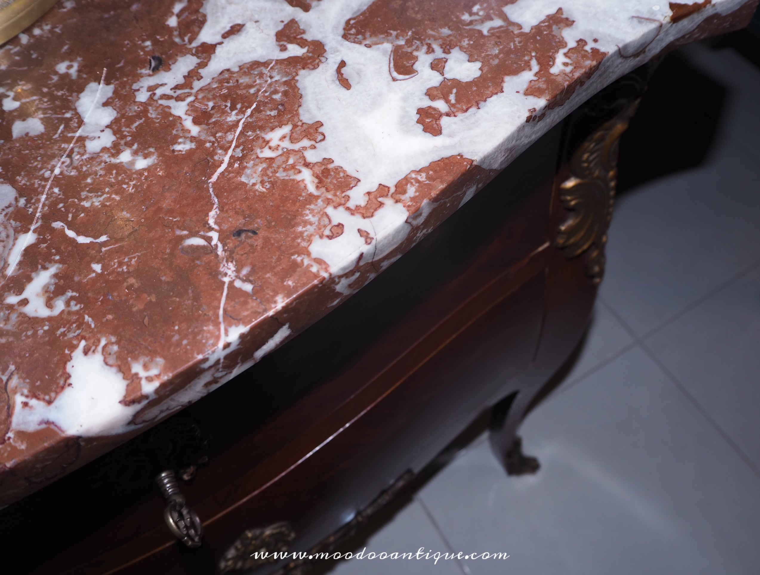 โต๊ะบอมบ์ งานฝรั่งเศส