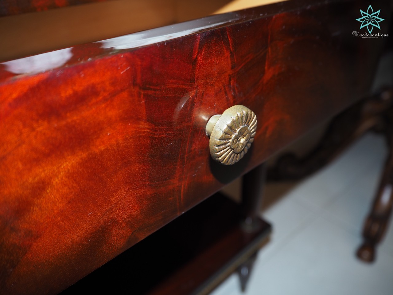 โต๊ะข้างไม้โอ๊คสีเข้ม