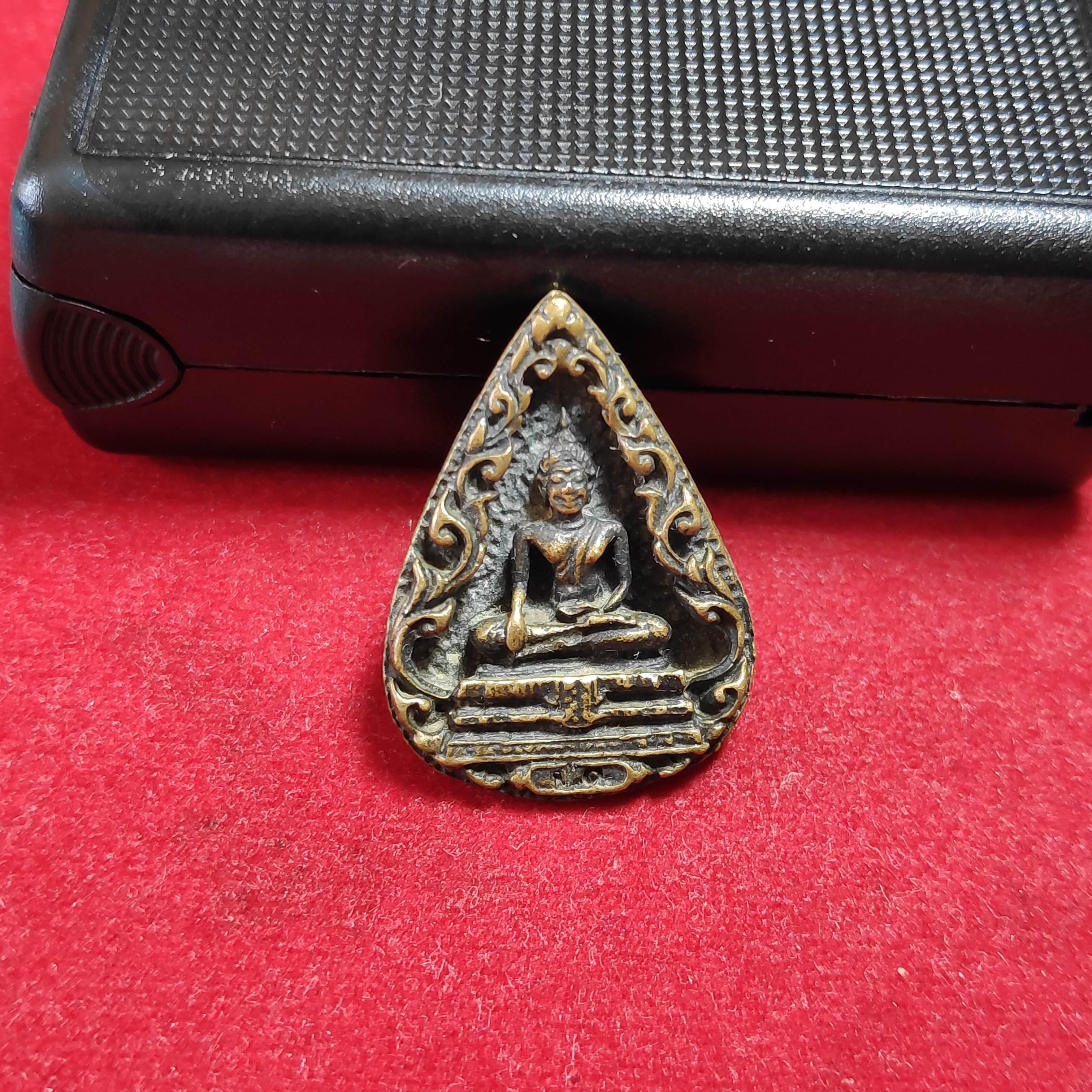 เหรียญหล่อหยดน้ำพิมพ์พระประธานหลวงปู่โต๊ะวัดประดู่ฉิมพลีปี2523