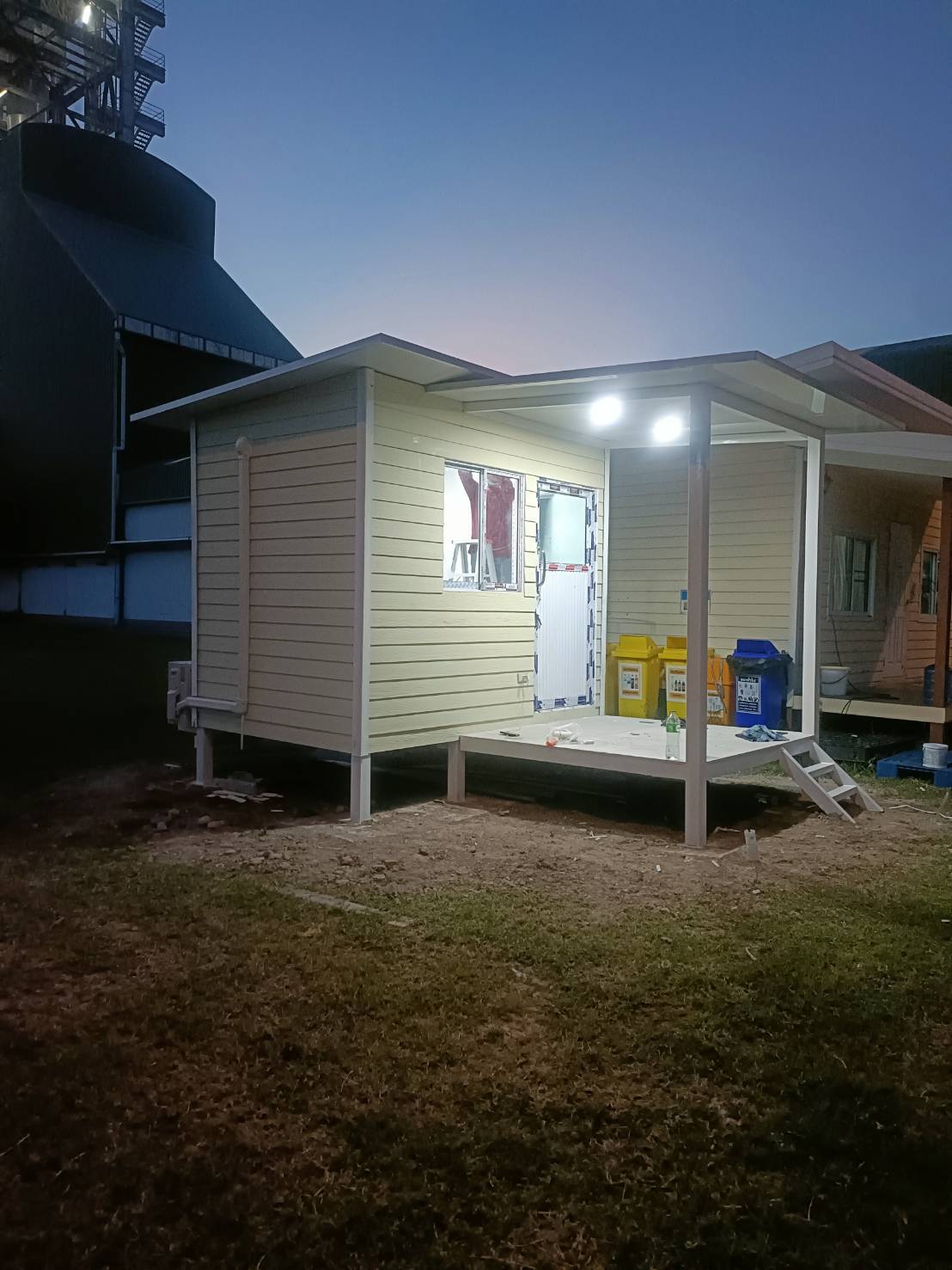 บ้านน็อคดาวน์ขนาด 2*3 เมตร พร้อมกันสาด ระเบียงด้านหน้า UC-K05 *** รวมค่าจัดส่ง