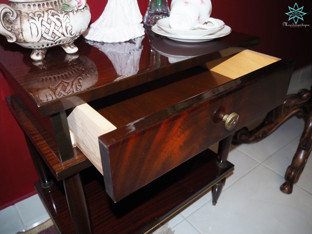 โต๊ะข้างไม้โอ๊คสีเข้ม