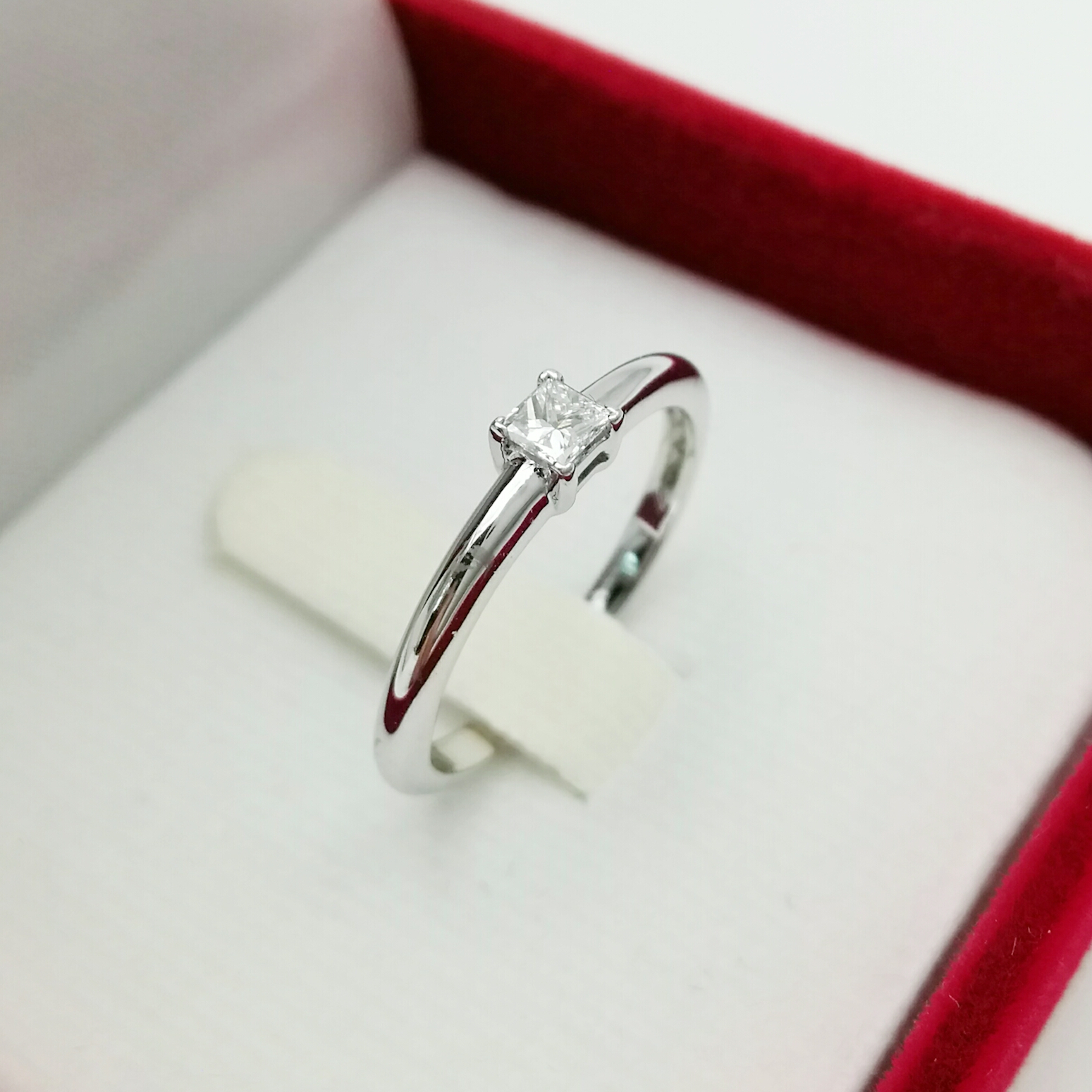 แหวนเพชรแท้ทรง Princess น้ำหนักรวม 0.10 cts