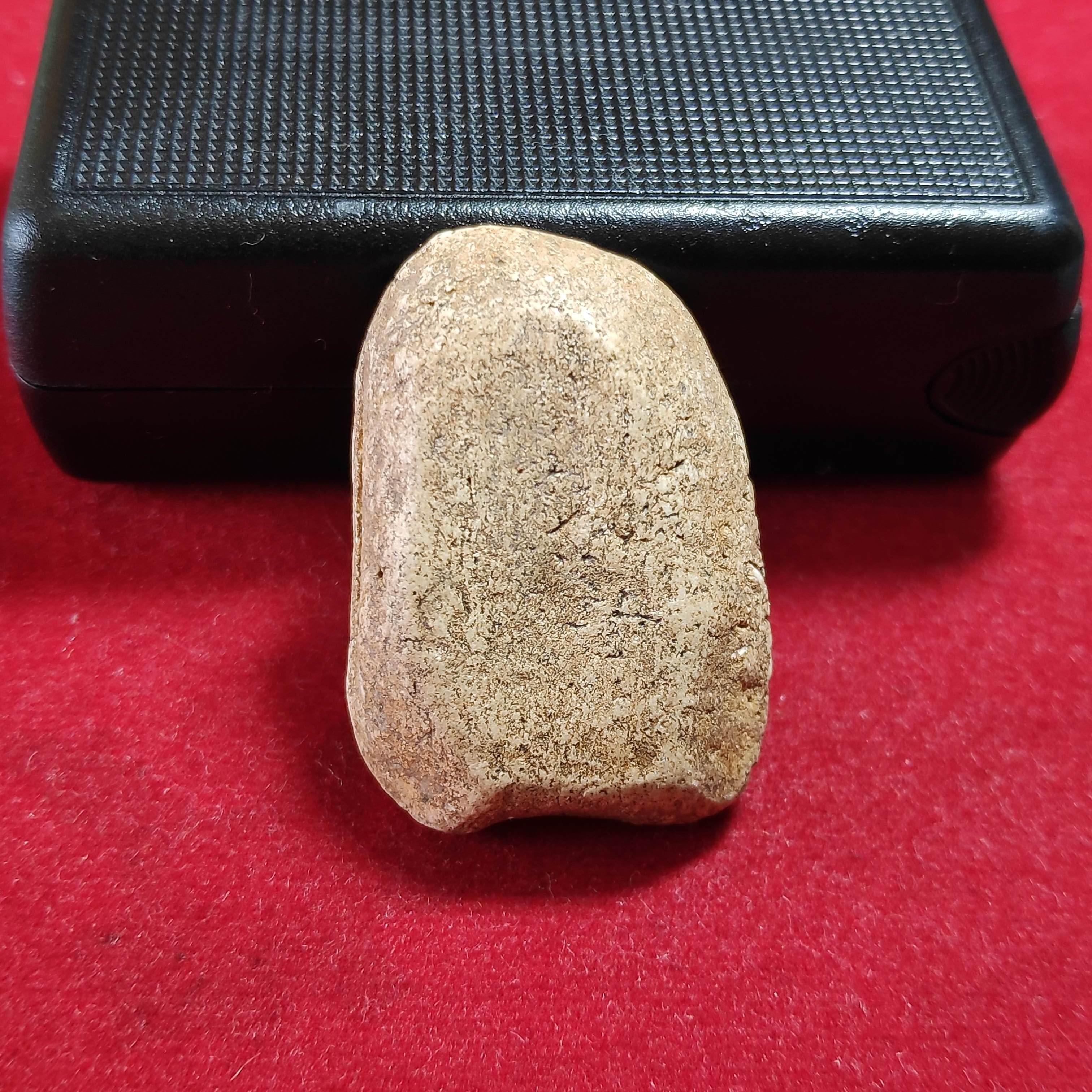 พระปิดตานั่งฐานบัวพิมพ์เล็บมือเนื้อผงเก่า