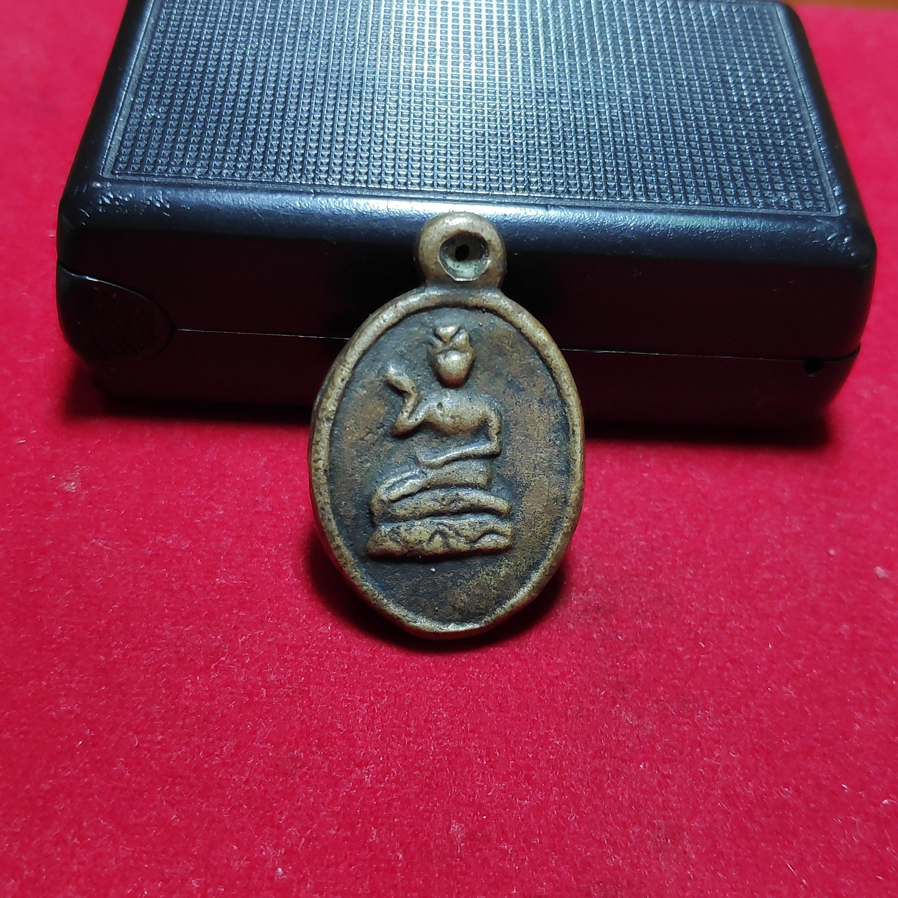 เหรียญหล่อนางกวักหลังยันต์หลวงพ่อคงวัดบางกะพ้อม