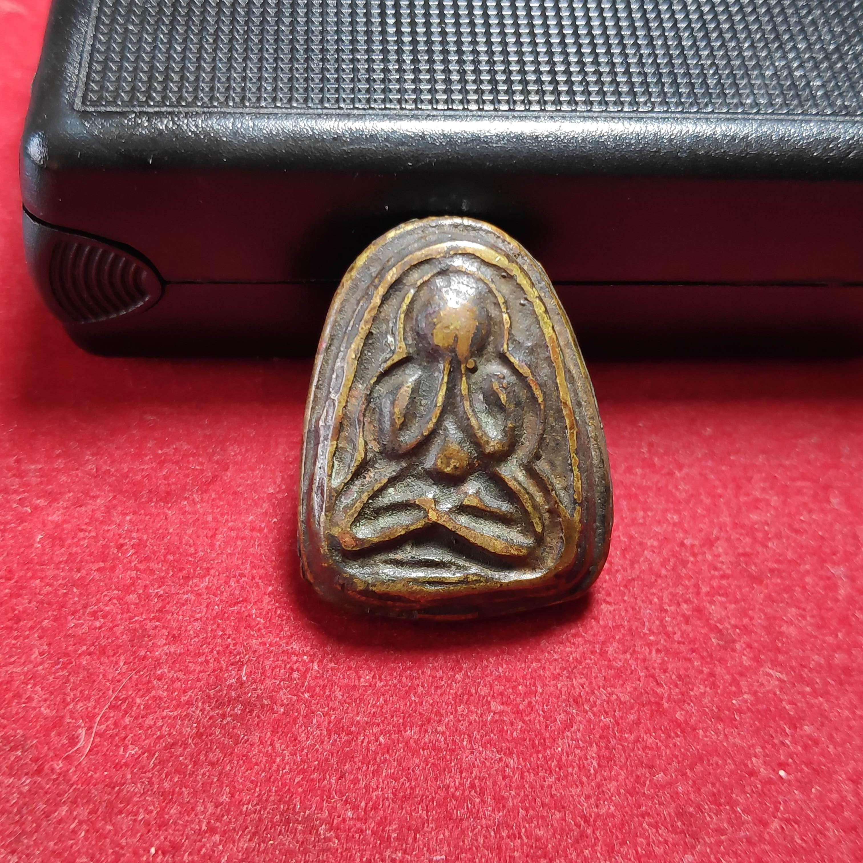 รูปหล่อพระปิดตาหลังเเบบเนื้อทองเหลือง