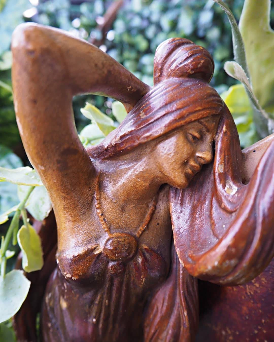 รูปปั้นกระเบื้องดินเผาเก่า รูปผู้หญิง