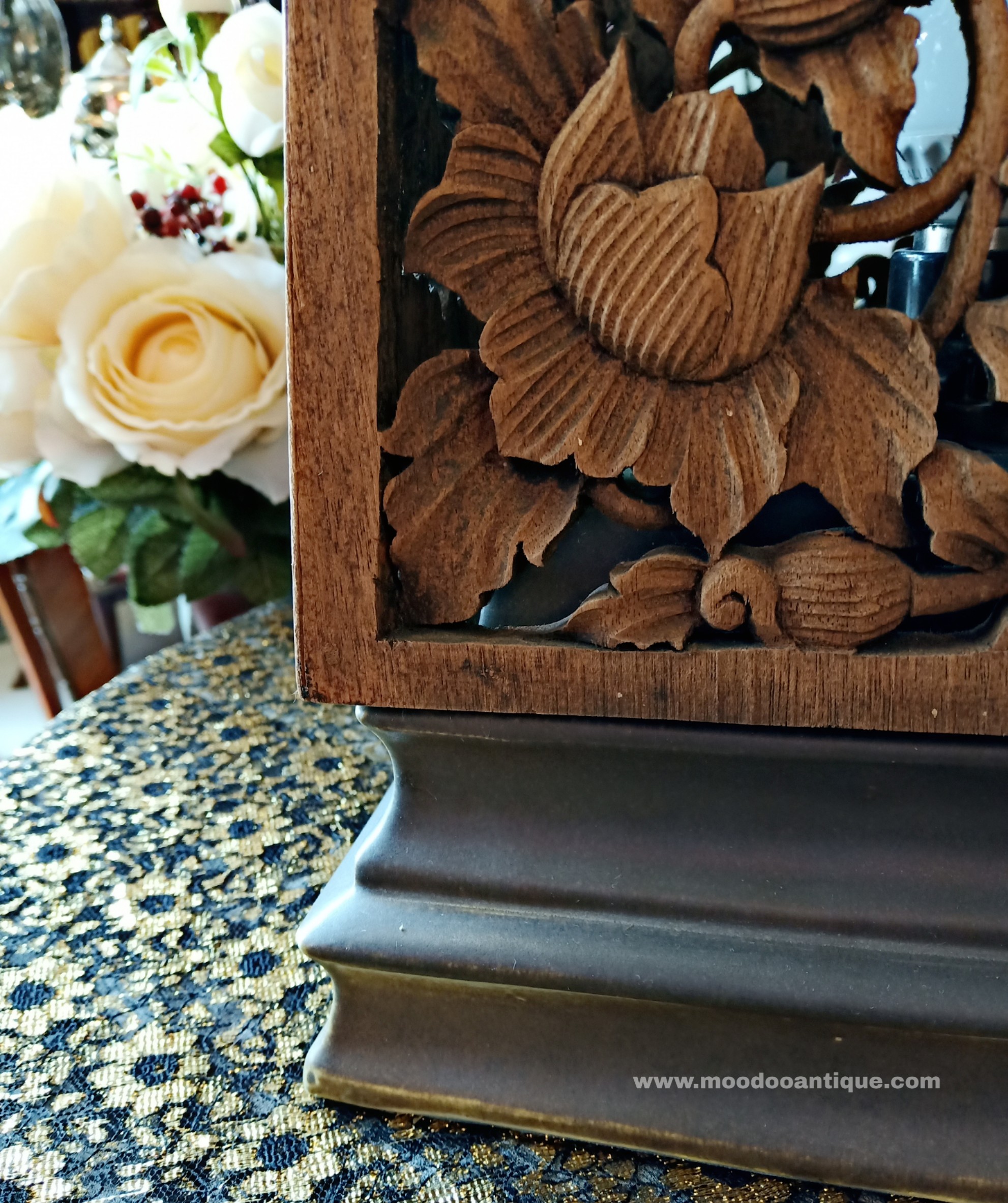 โคมไฟตั้งโต๊ะงานไม้แกะลายดอกพุตตาล