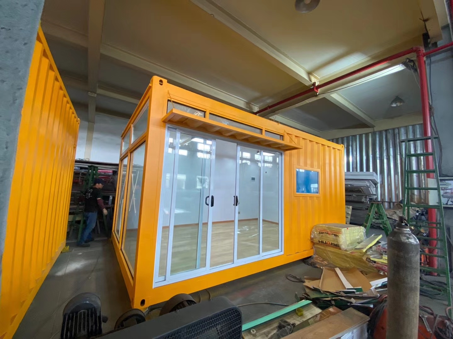 ตู้คอนเทนเนอร์ ร้านค้า ออฟฟิศขนาดเล็ก ขนาด 4เมตร * 3 เมตร * สูง 2.5 เมตร พร้อมพืนกระเบื้องยาง เลือกสีตู้ได้ *** ค่าจัดส่ง 18000 บาท UC-K05