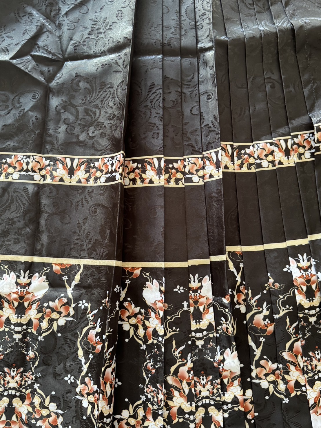 กระโปรงหม่าเมี่ยนยาวสีดำลายทอง #506 สินค้าพร้อมส่ง