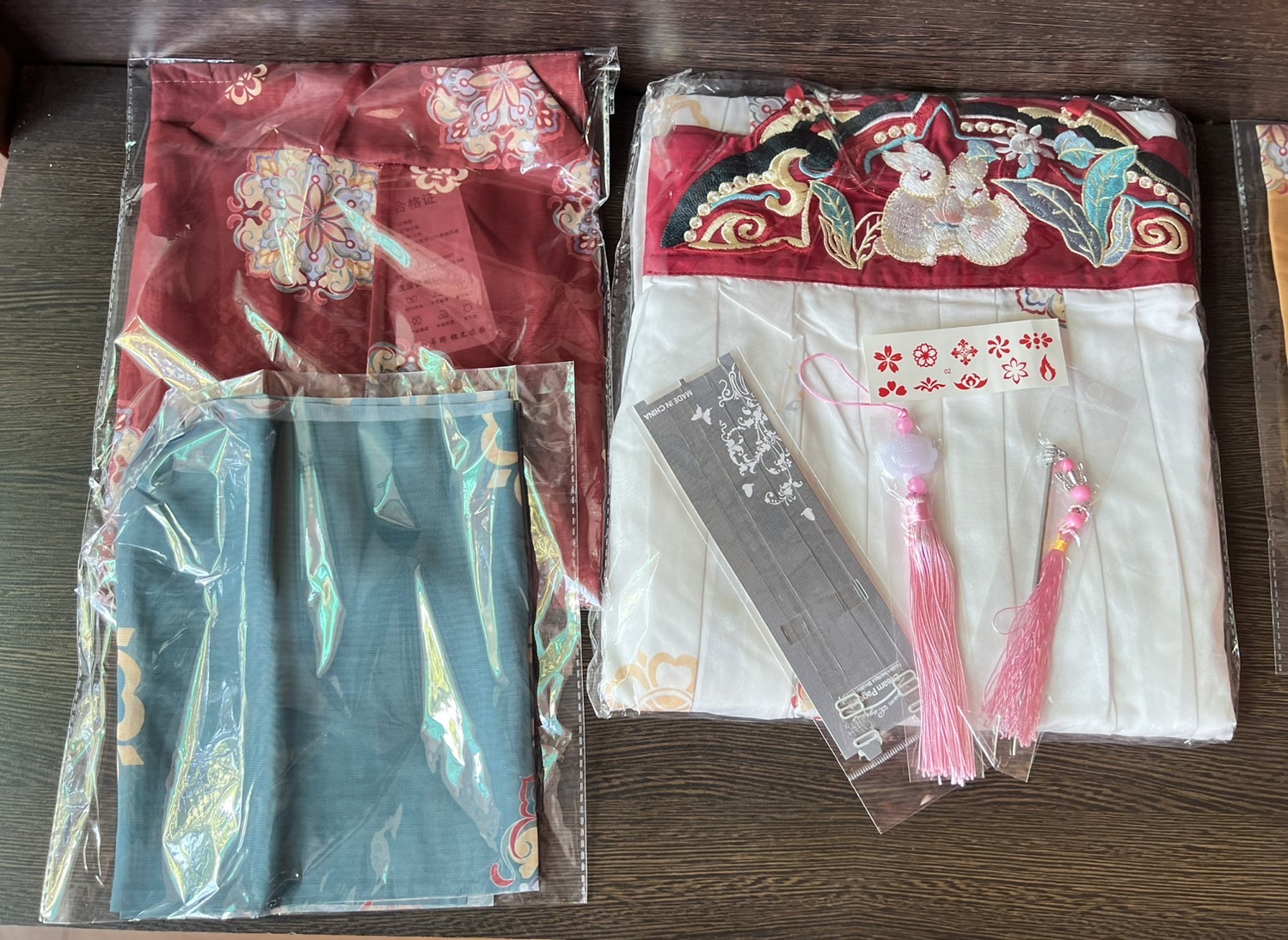 ชุดจีนหญิงฮั่นสีแดงขาว เช่า 550 มัดจำ 700