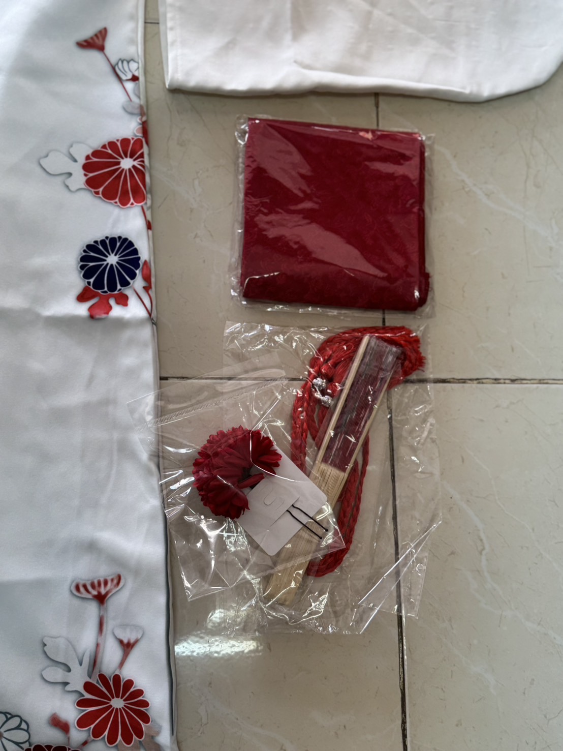 #กิโมโน สีขาวลายดอกแดง