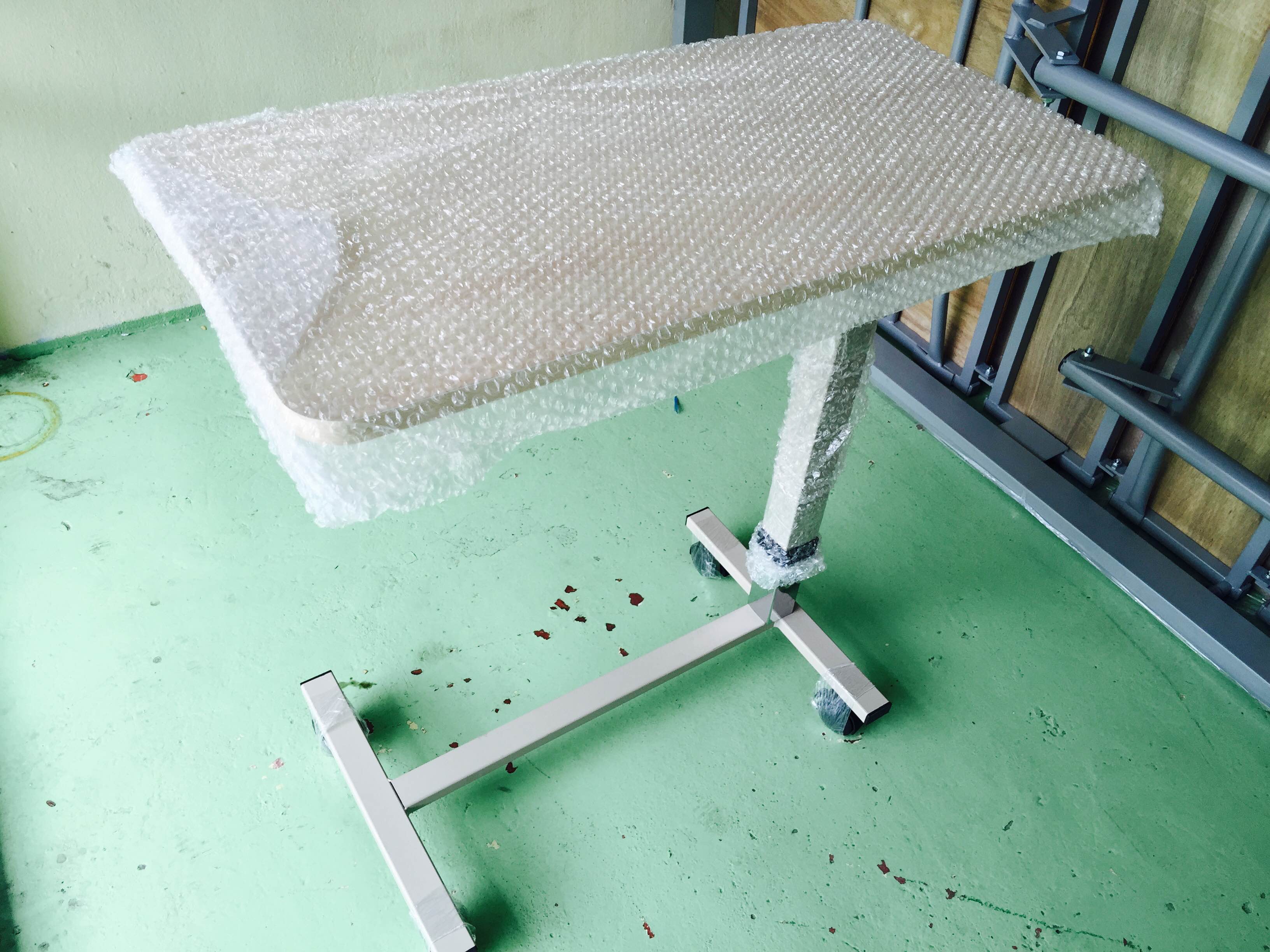 โต๊ะคร่อมเตียงลายไม้ งานไม้ลามิเนต ปรับแบบโช๊ค รหัส MEU03