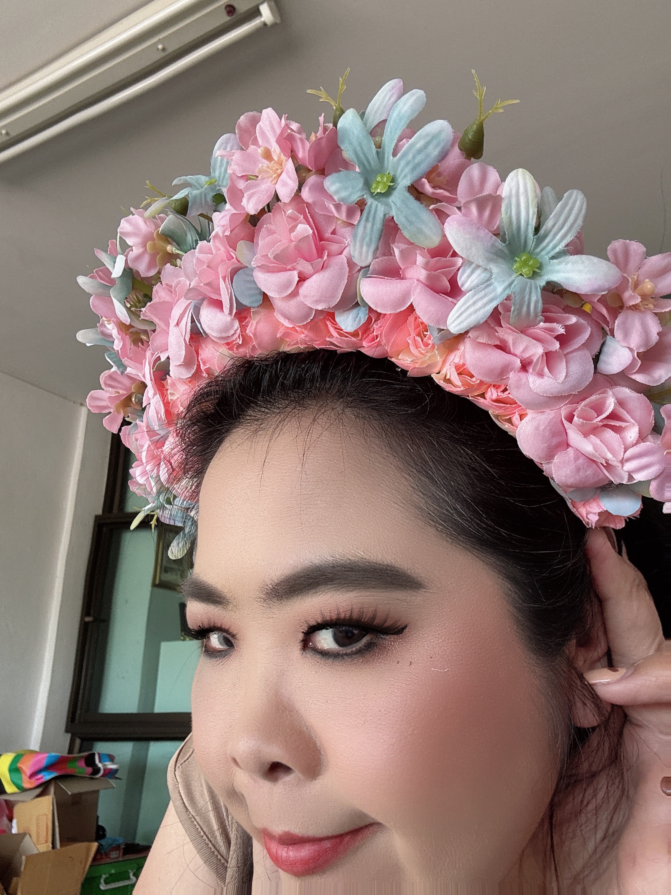 ที่คาดผมดอกกุหลาบสีบานเย็นของดอกชมพูฟ้า