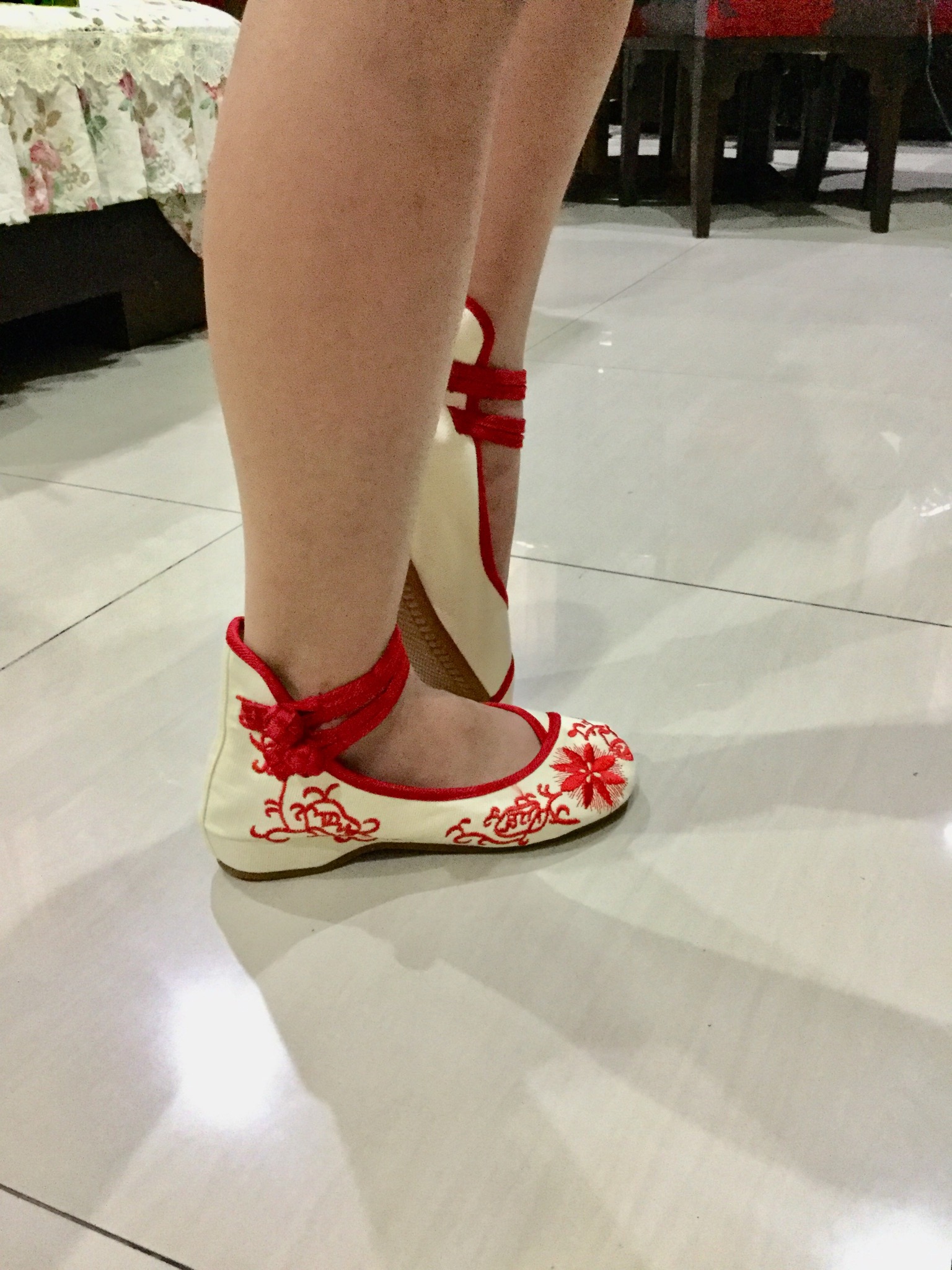 รองเท้าจีน สีขาวลายดอกแดงสินค้าพร้อมส่ง