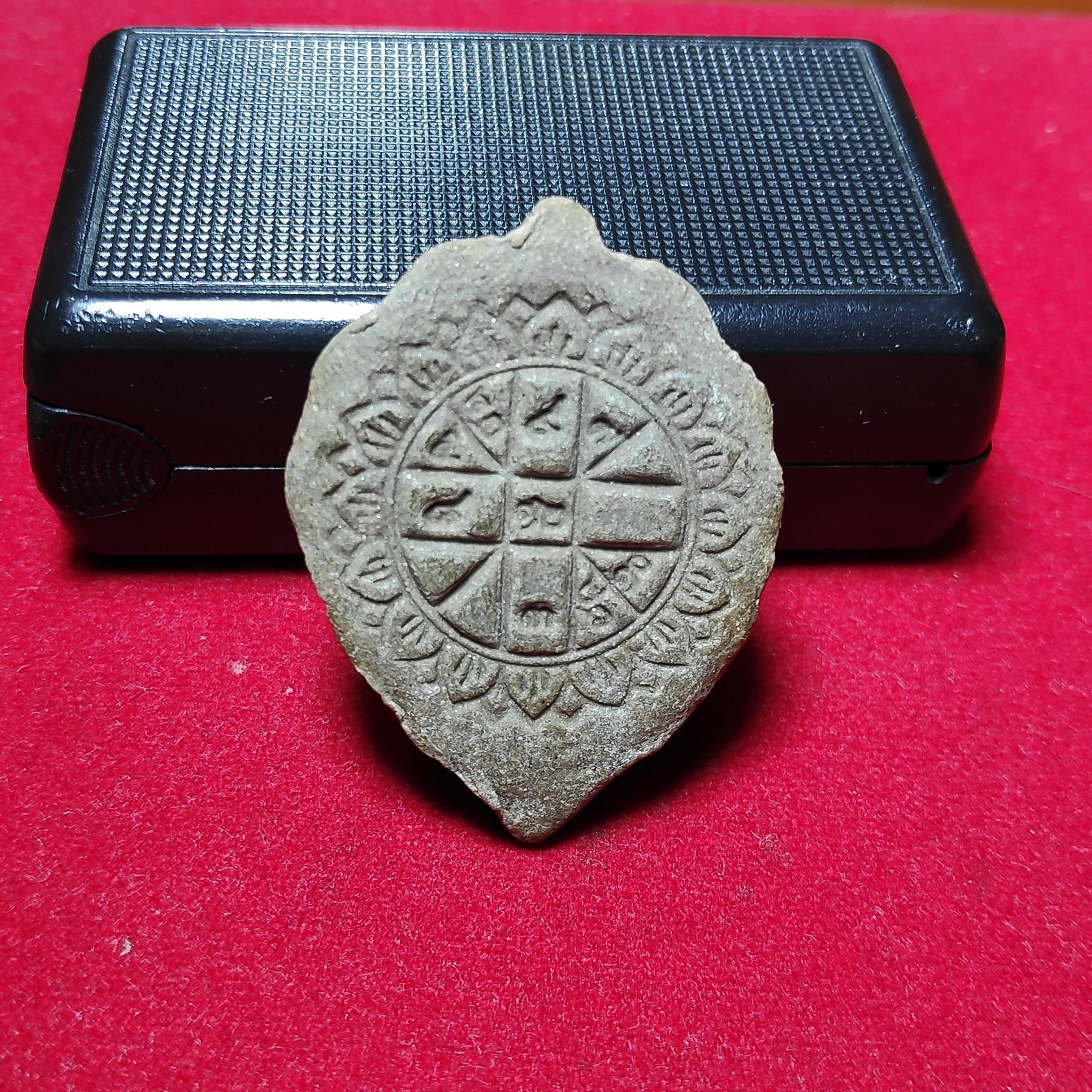 พระใบโพธิ์หลวงพ่อลีวัดอโศการามหลังยันต์ดวงเนื้อผงยาปี2500