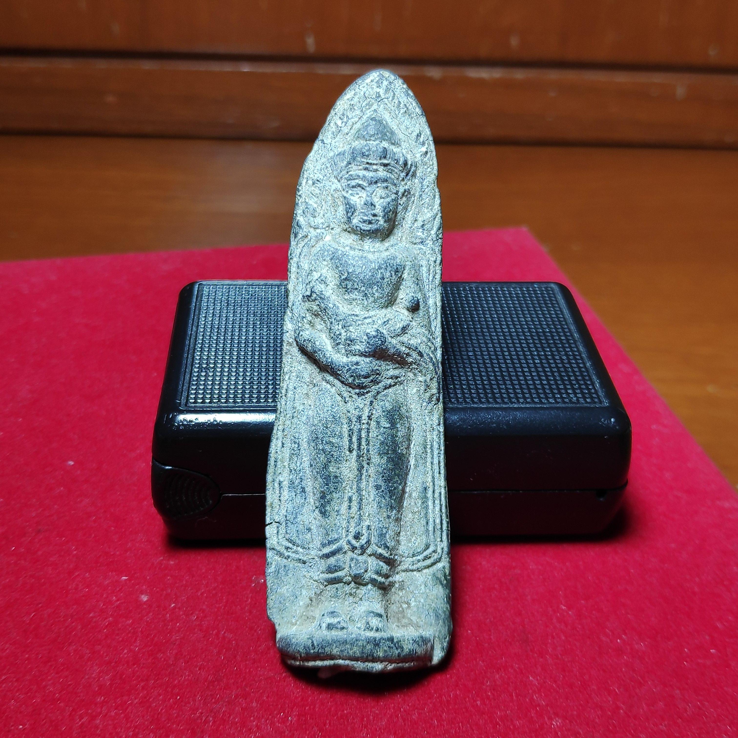 พระร่วงอุ้มไก่กรุสุโขทัยเนื้อชินตะกั่ว