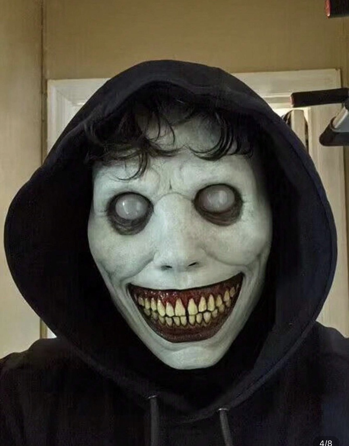 หน้ากากปีศาจตาขาวยิ้ม