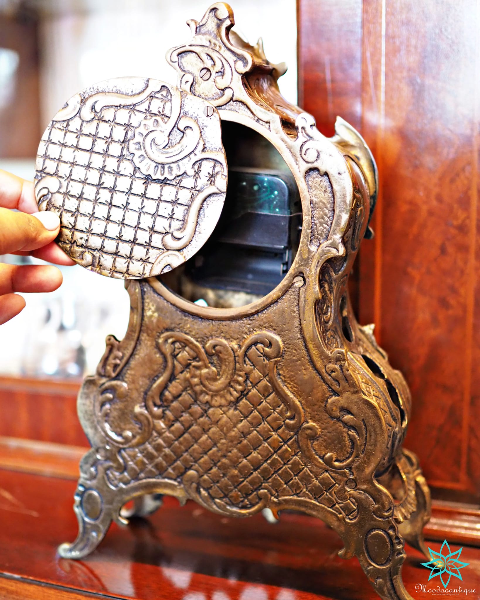 นาฬิกาตั้งโต๊ะทองเหลือง